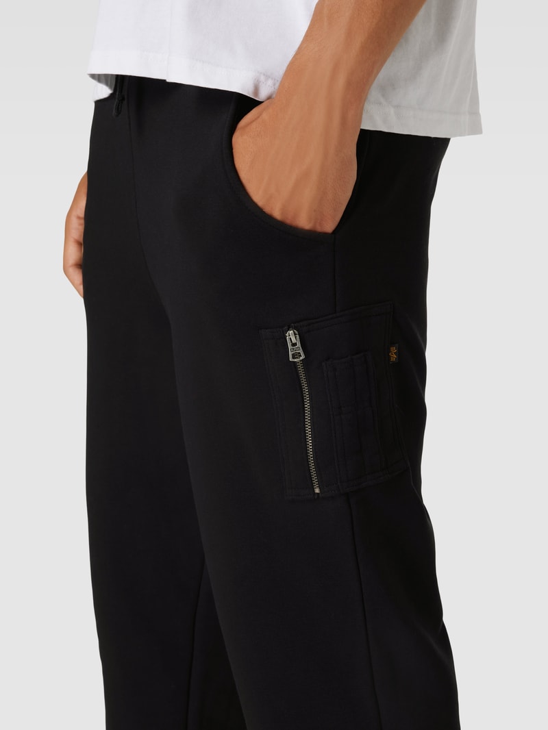 Sweatpants mit Cargotasche in schwarz