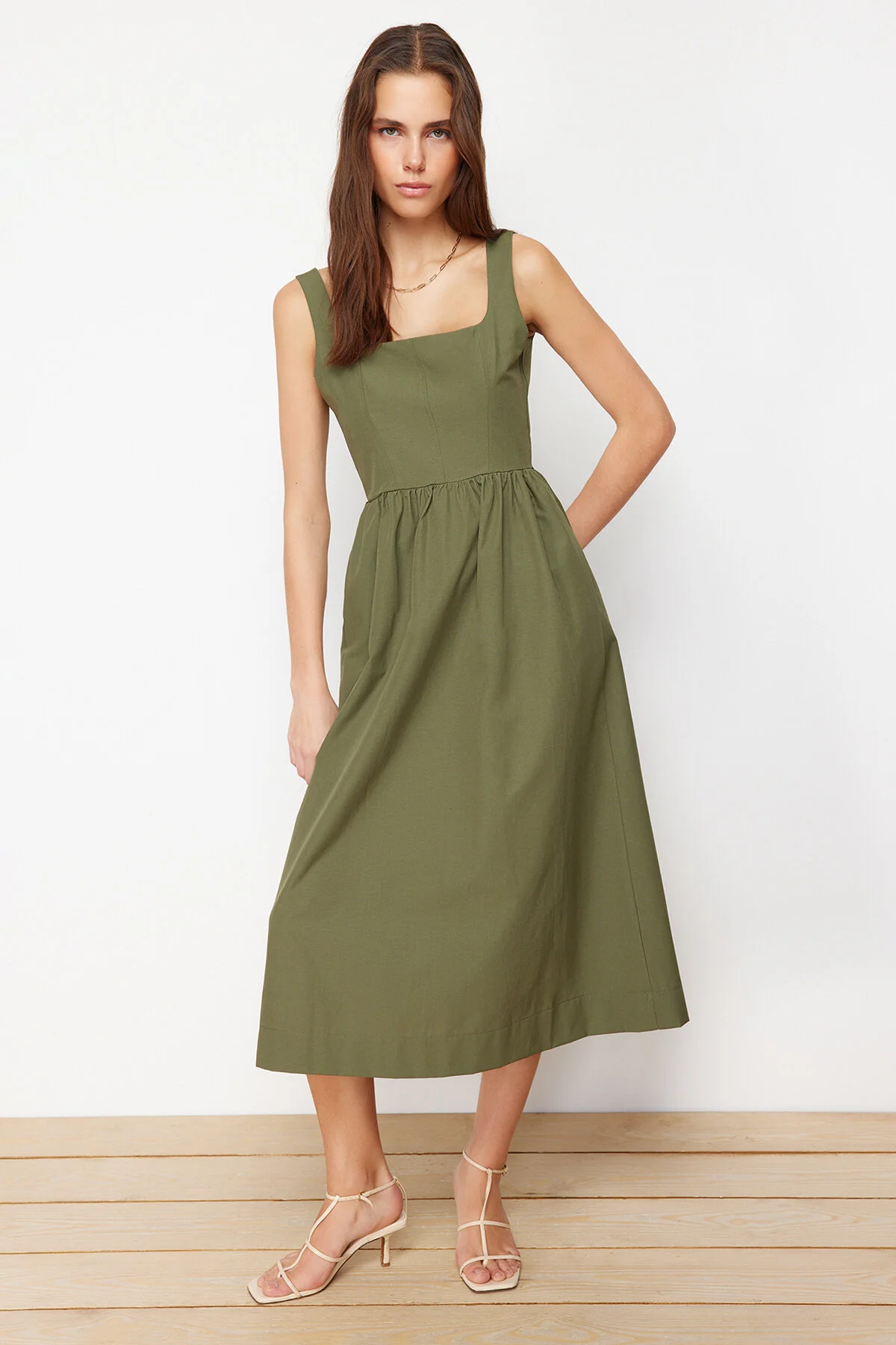 Trendyol Collection  Khakifarbenes gewebtes Midikleid mit Taillenöffnung und Korsett-Nähten TWOSS24EL00038