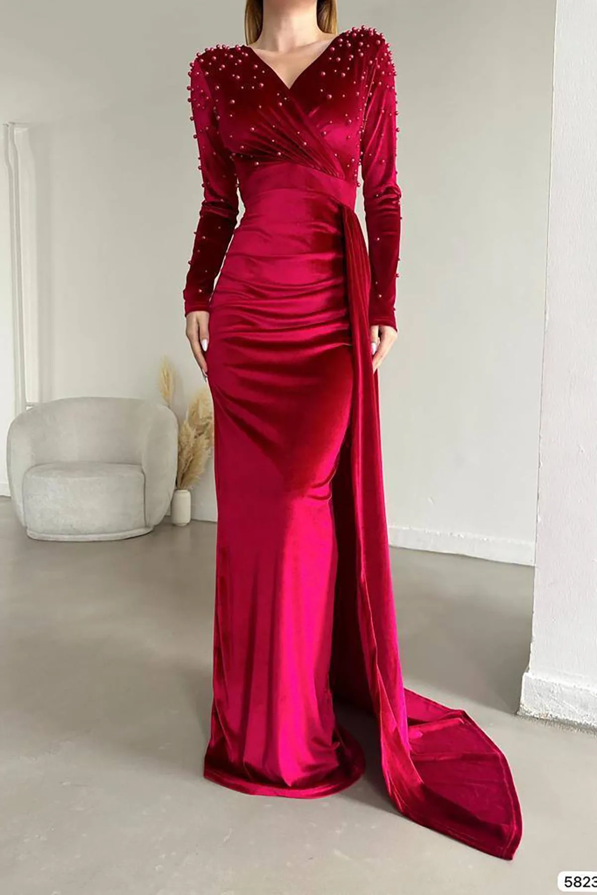 Deafox  Rotes, zweireihiges, langärmliges Maxikleid aus Samt mit Perlenverzierung und Schleppe