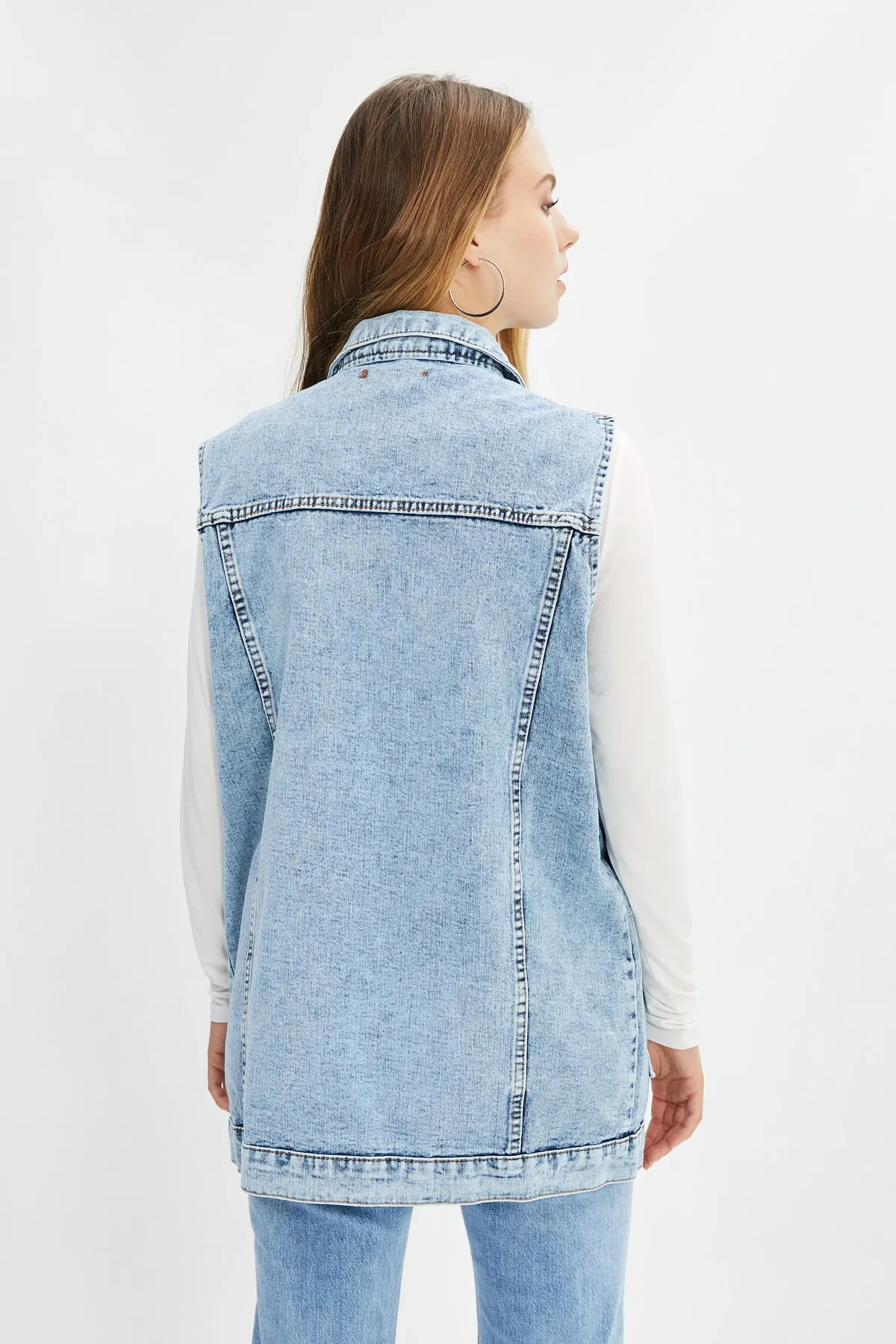 Trendyol Collection  Indigofarbene Jeansweste mit Hemdkragen und Taschendetails aus 100 % Baumwolle TCTAW22CK0006