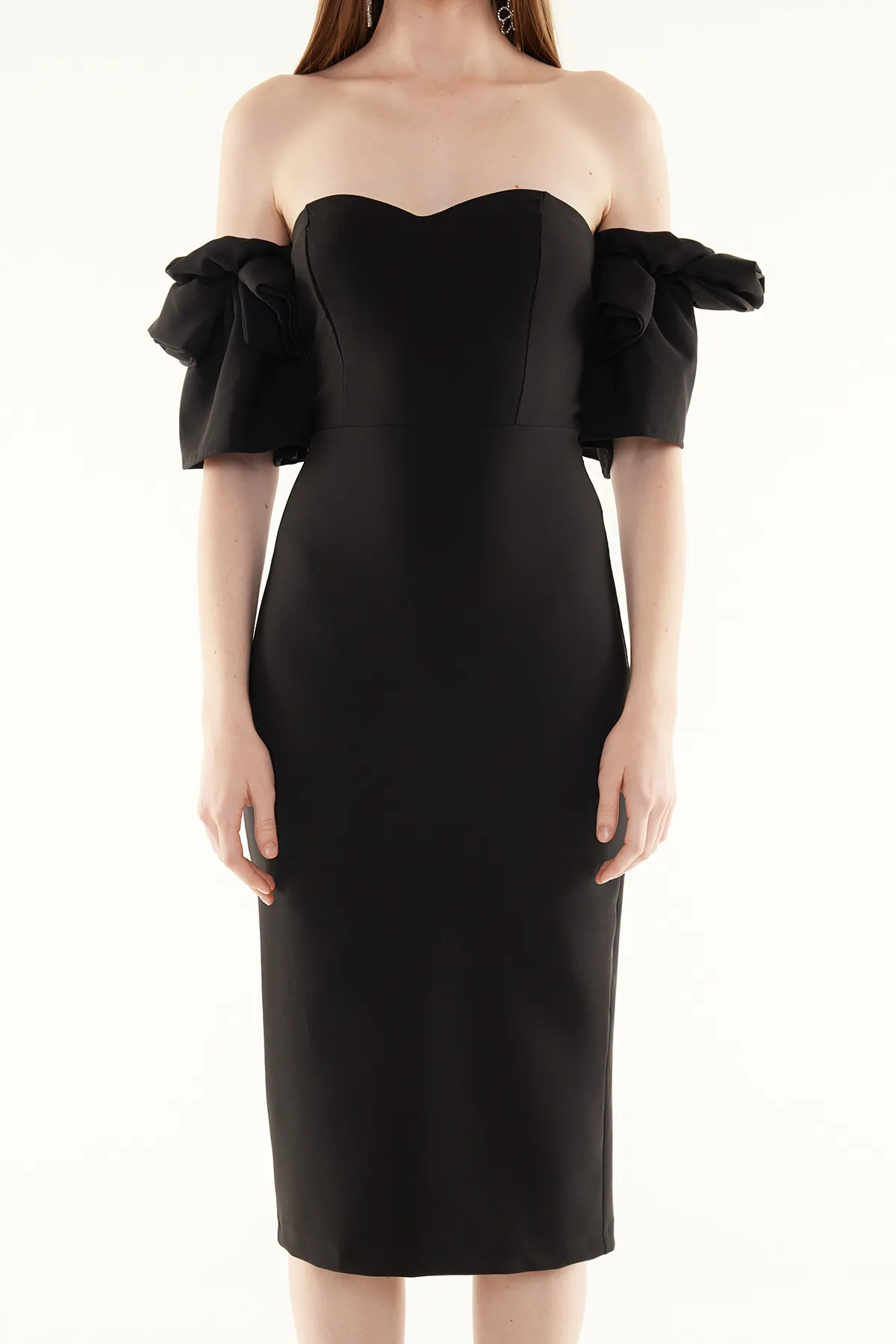 Trendyol Collection  Gewebtes elegantes Abendkleid mit schwarzen Rosen-Accessoires TPRSS23EL00541
