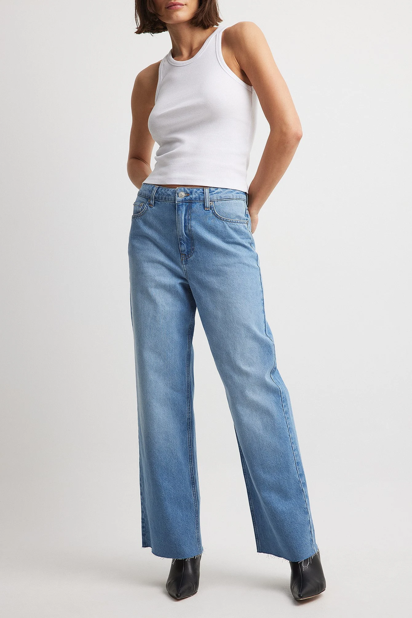 Gerade Jeans mit hoher Taille und Detail am Rücken