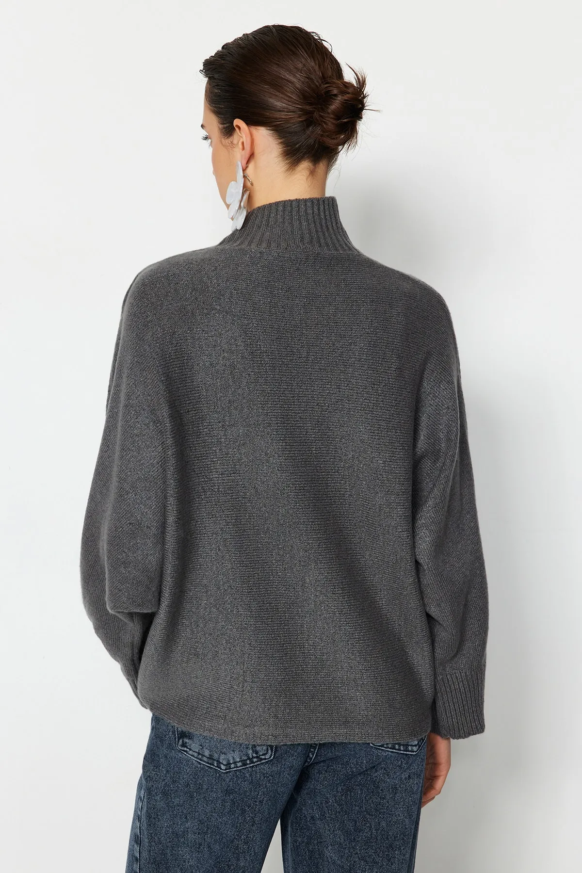 Trendyol Collection  Anthrazitfarbener, weich strukturierter Strickpullover mit weiter Passform TWOAW20KZ1059