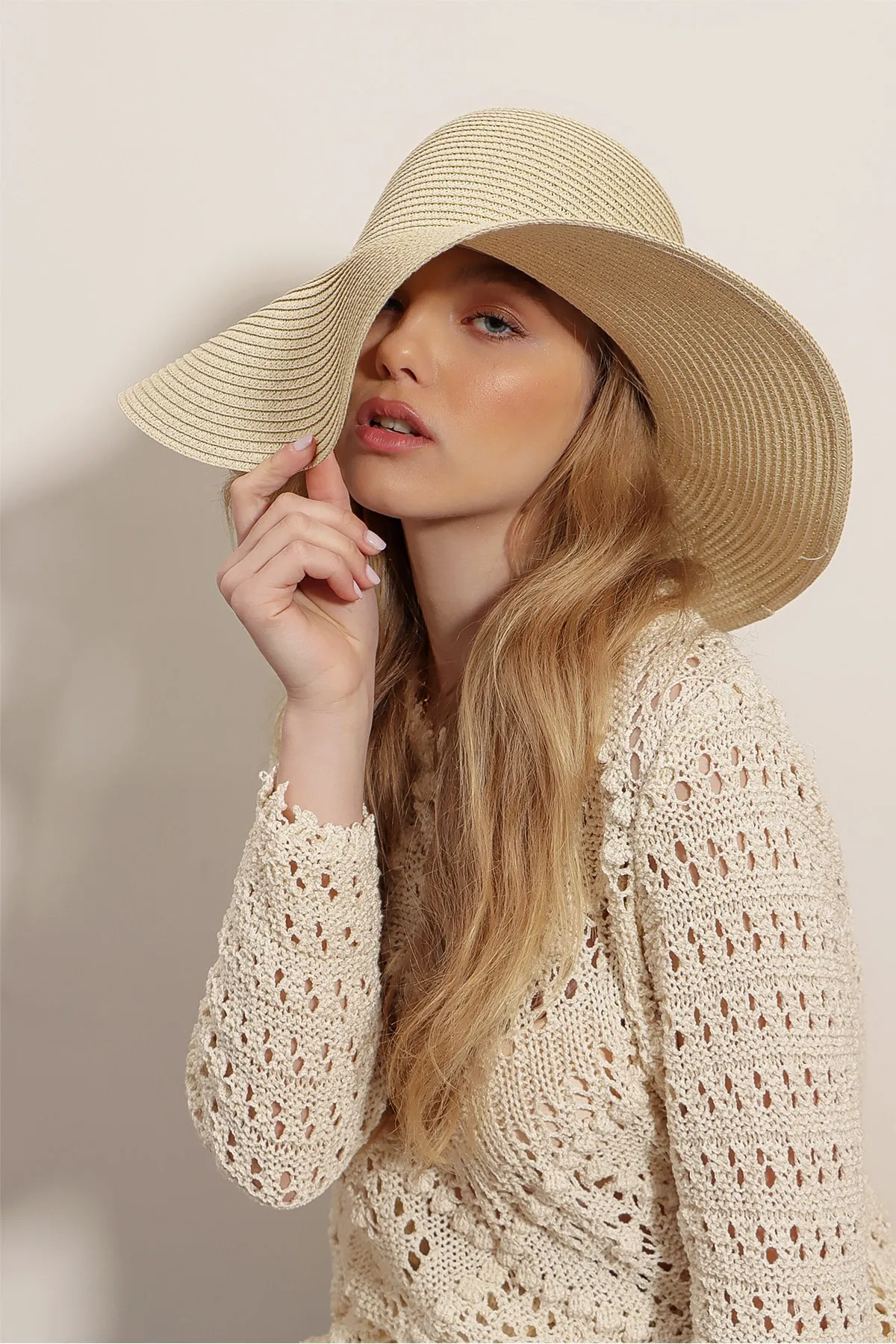 Trend Alaçatı Stili  Breiter Strohhut für Damen in Beige ALC-A2499