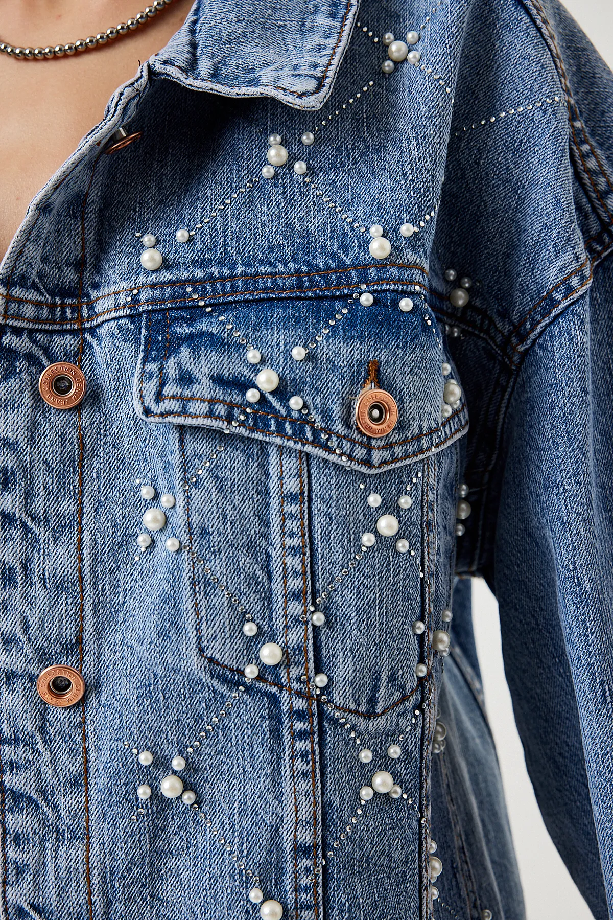 Happiness İstanbul  Hellblaue Jeansjacke mit Perlenstickerei für Damen RV00168