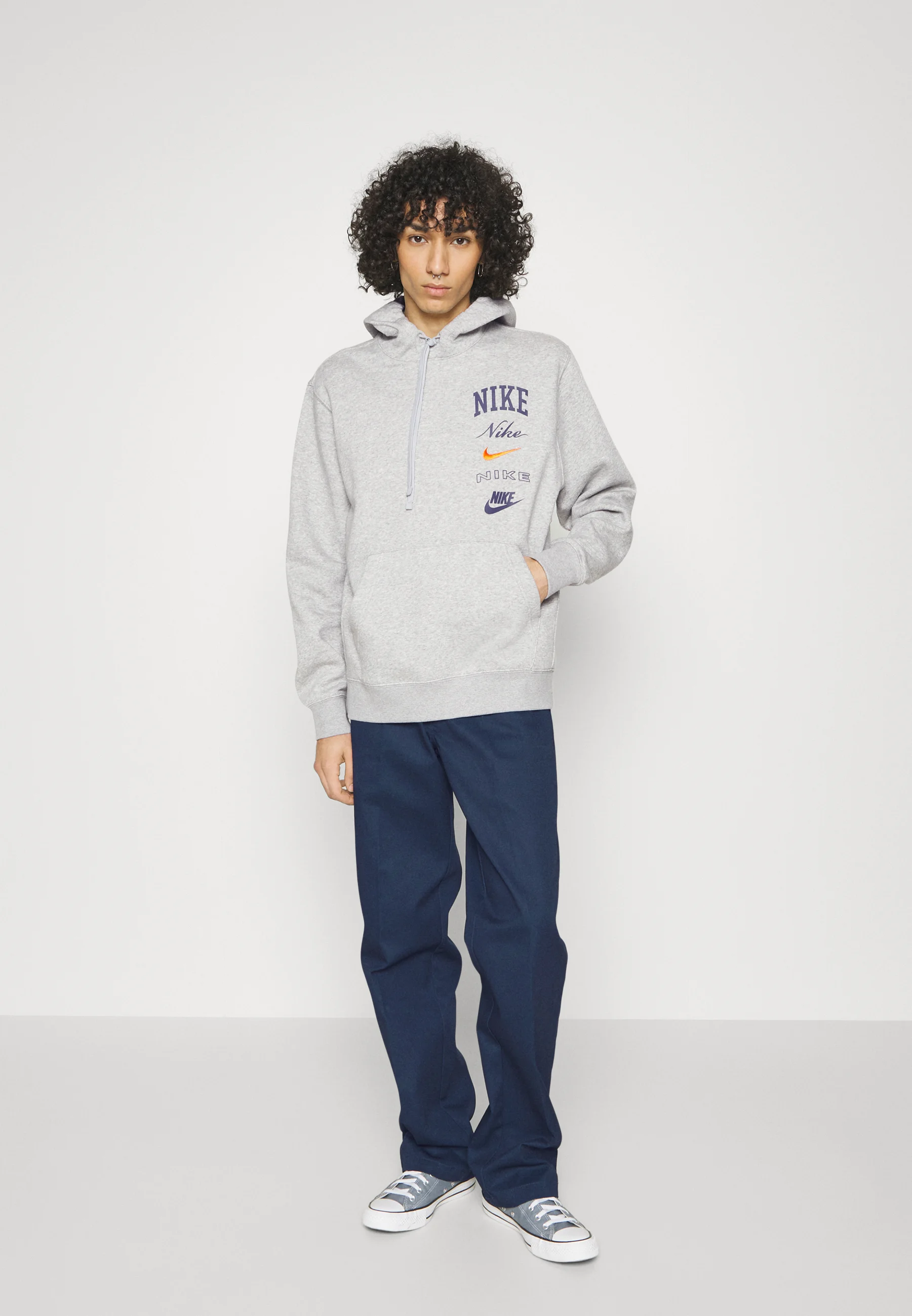 Nike Sportswear CLUB STACK - Sudadera con capucha