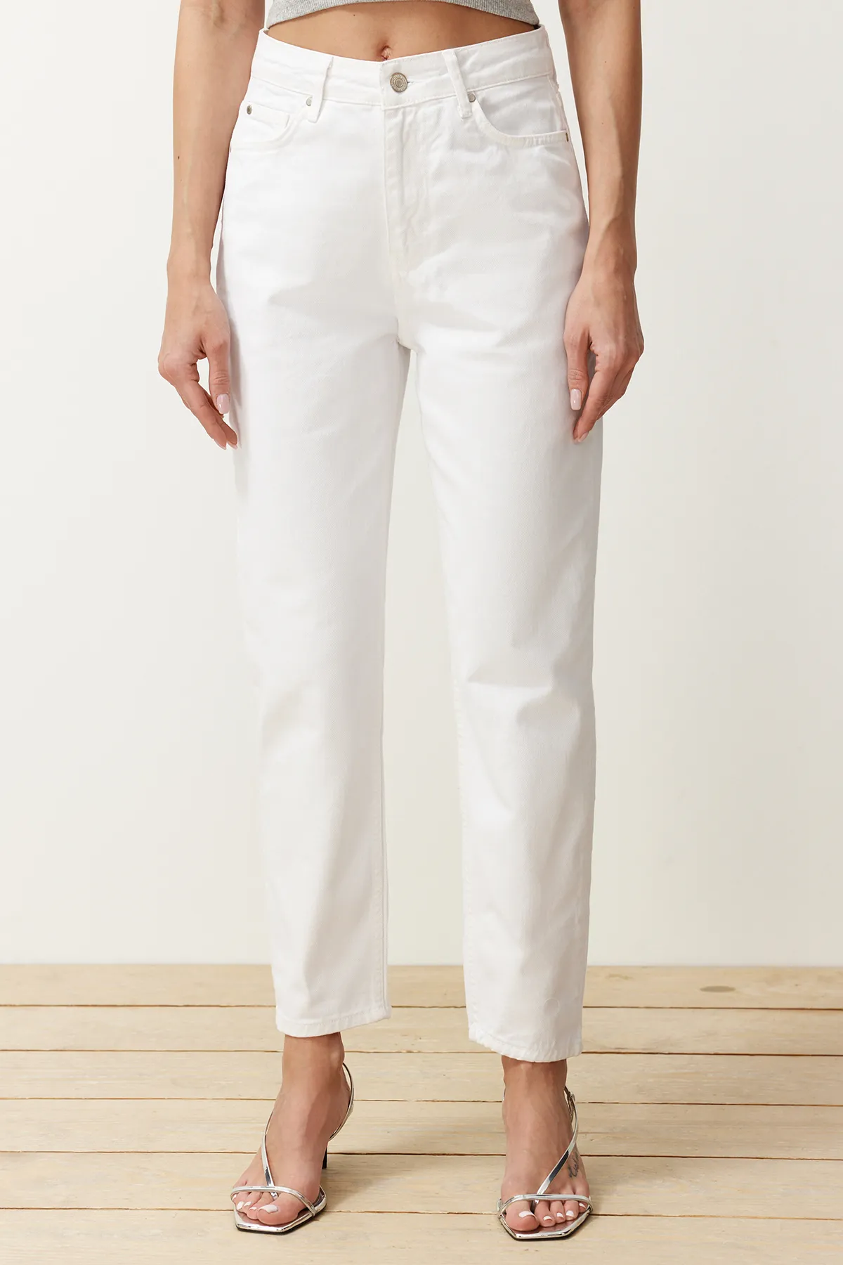 Trendyol Collection  Weiße Mom-Jeans mit hoher Taille TWOAW24JE00076
