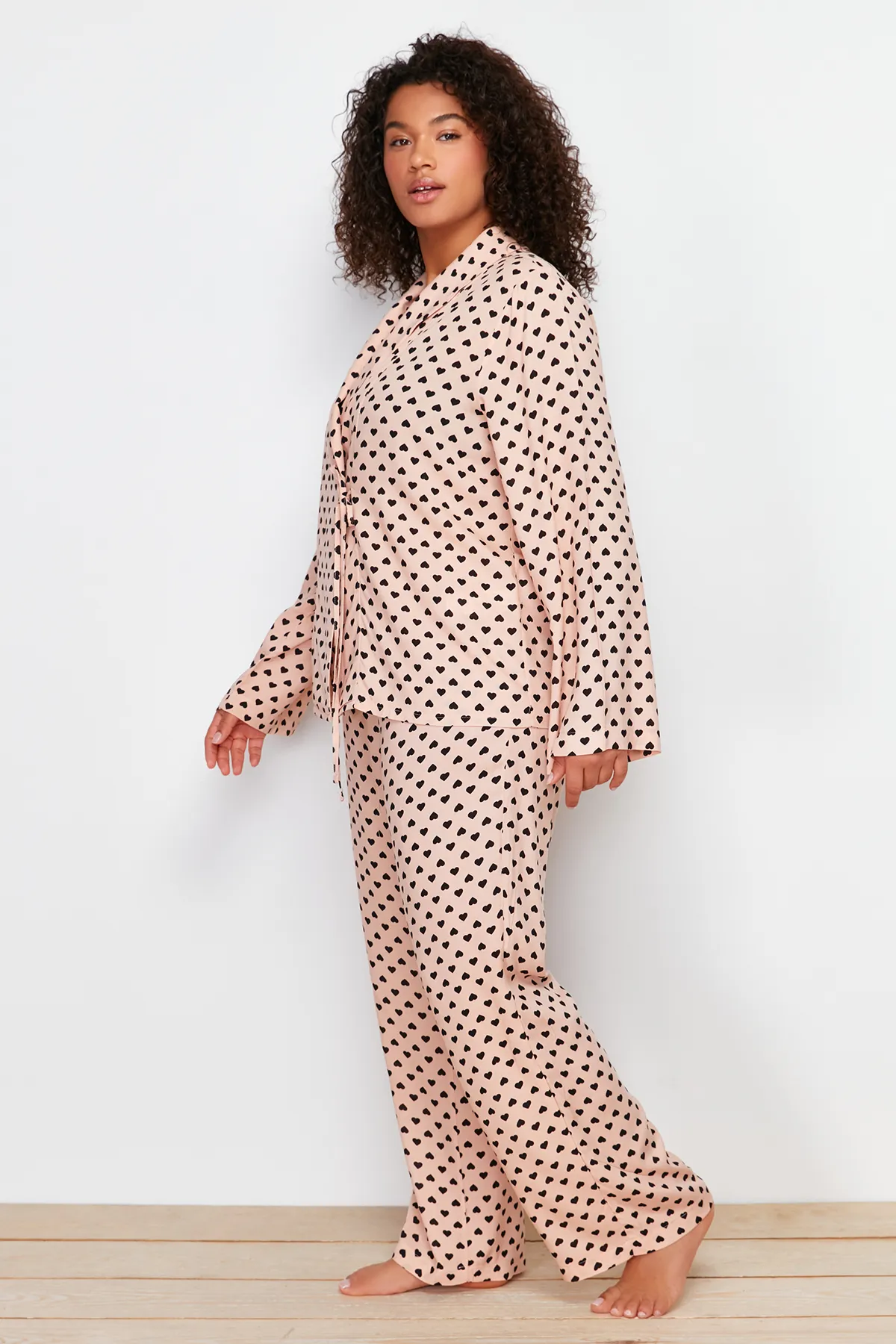 Trendyol Curve  Zweireihiges, gewebtes Pyjama-Set mit Polka Dot-Muster und zweireihigem Kragen TBBAW24AI00027