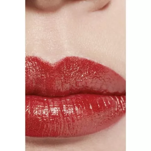 ROUGE ALLURE L'EXTRAIT High-intensity red. an extract of light and care