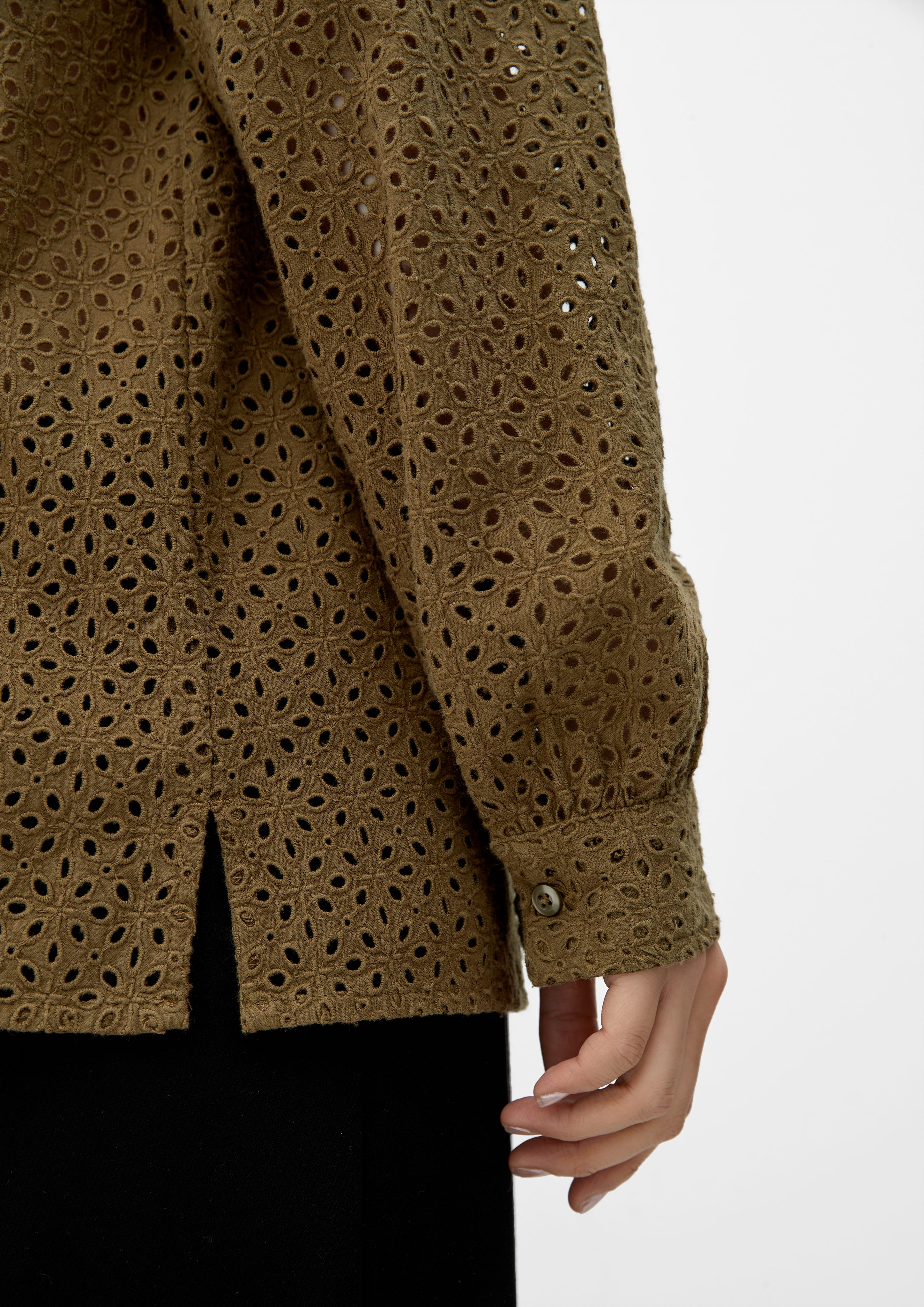 s.Oliver Langarmbluse Bluse mit Lochstickerei Lochstickerei, Zierknopf