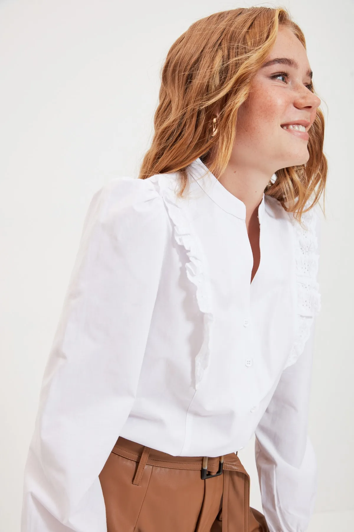 Trendyol Collection  Weißes Spitzenhemd aus Baumwolle - Regular Fit TWOSS20GO0044