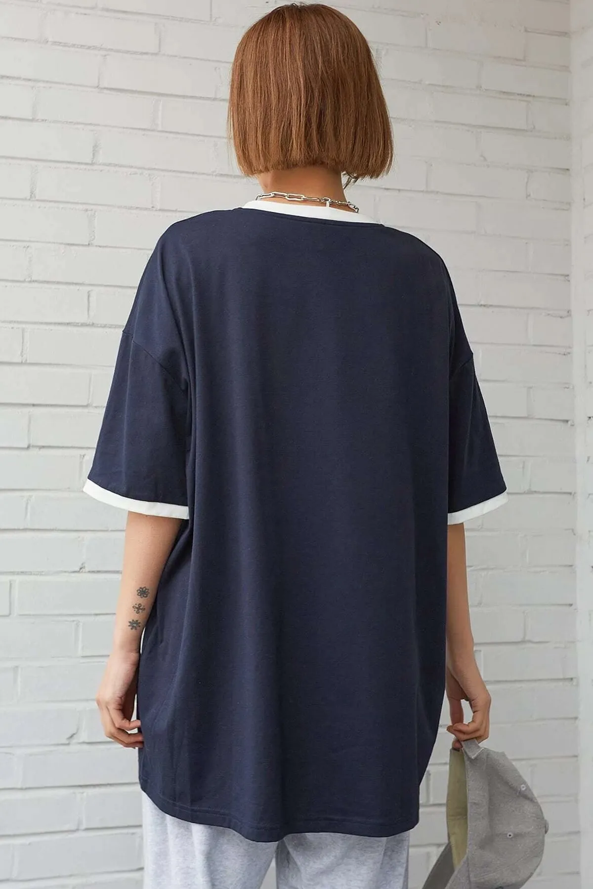 MODAGEN  Unisex-T-Shirt in Marineblau mit Kragen und Ärmeln und detailliertem Aufdruck „California Club“ in Übergröße