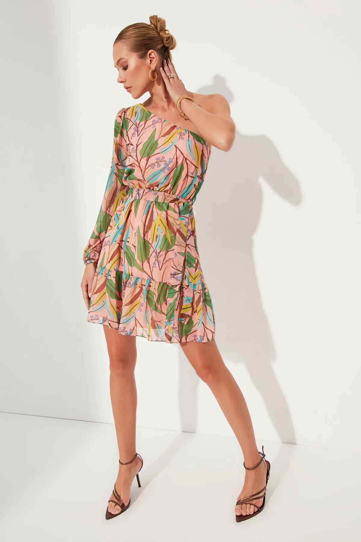 Trendyol Collection  Mehrfarbiges, einärmliges, gewebtes Minikleid mit Gürtel und Blumenmuster TWOSS21EL1199