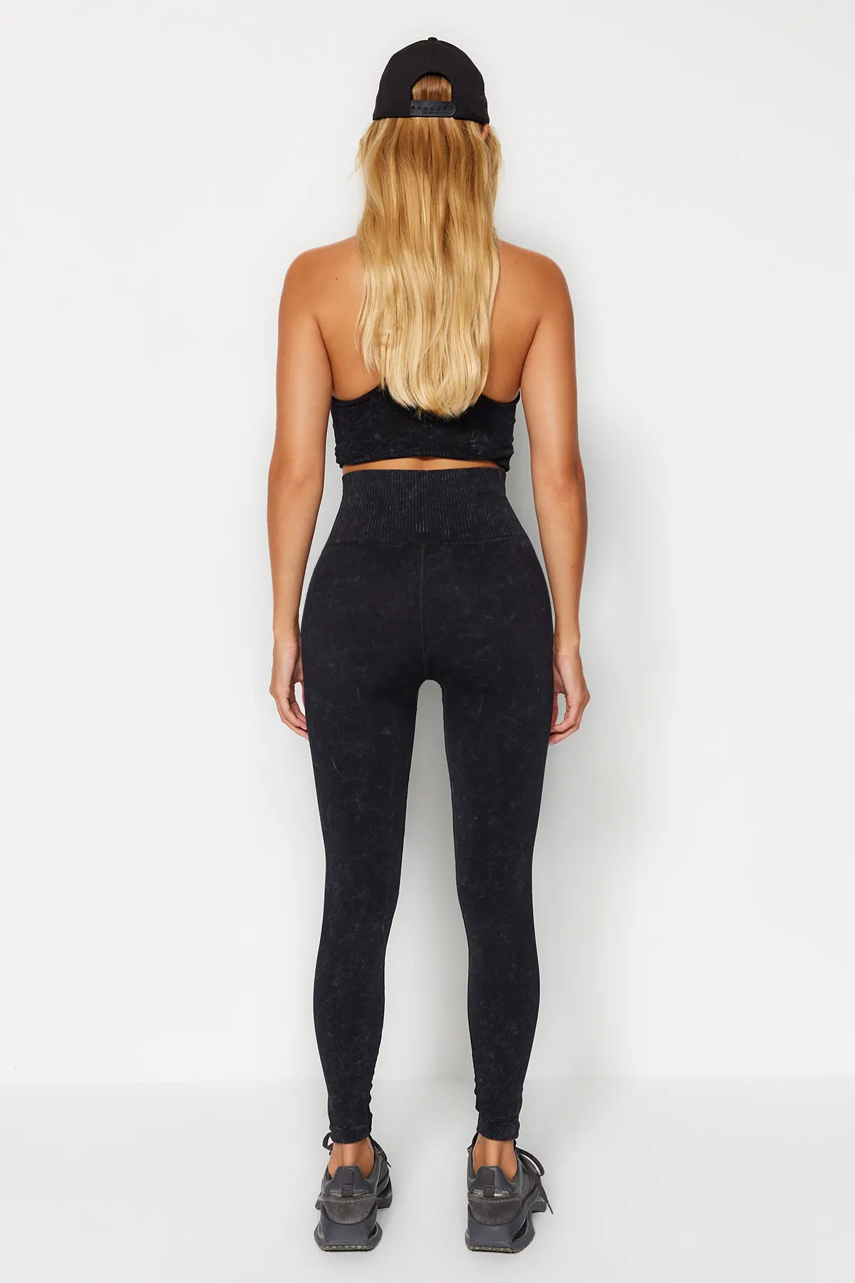 Trendyol Collection  Schwarze Seamless/Seamless Recovery Acid Washed Strick-Sport-Leggings in voller Länge THMAW24TY00012