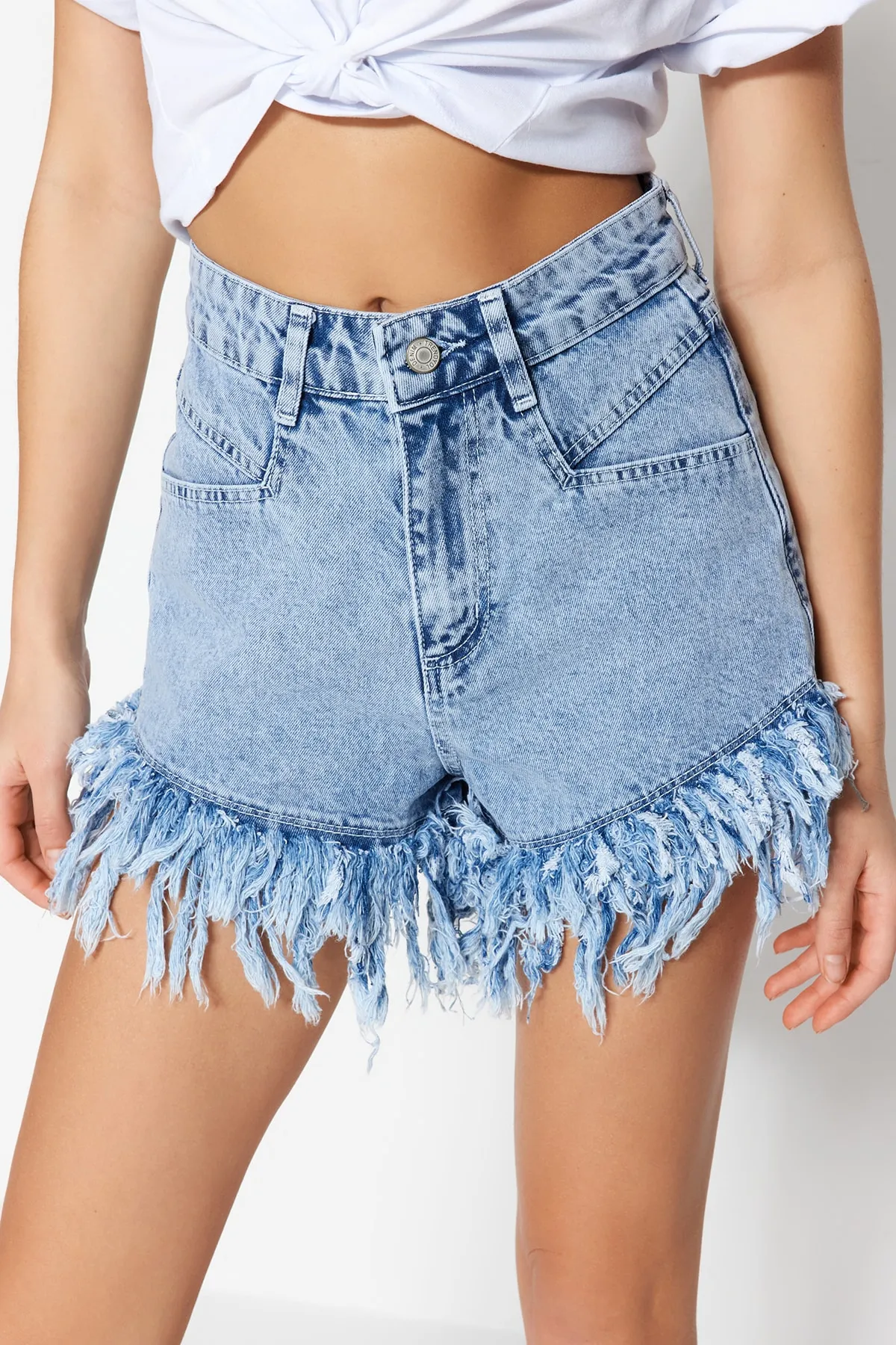 Trendyol Collection  Hellblaue Jeansshorts mit Quasten und Bermuda TWOSS23SR00164
