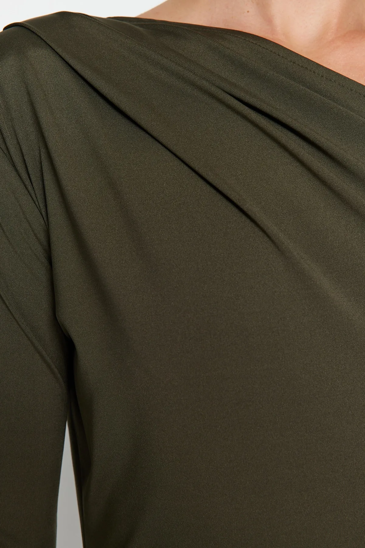 Trendyol Collection  Khakifarbener Strickbody mit asymmetrischem Kragen und langen Ärmeln und Druckknopfverschluss TWOAW22BD0080