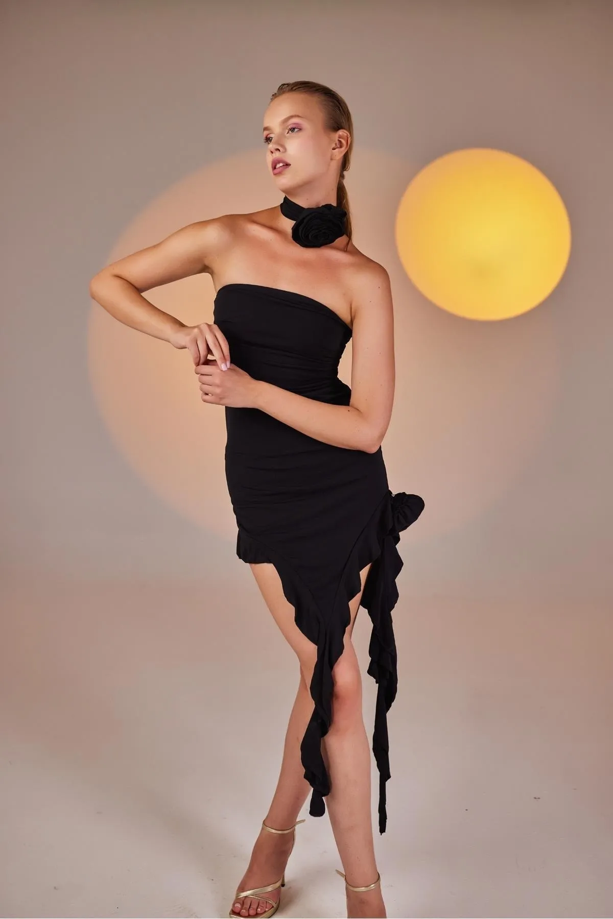 HOLLY LOLLY  Rosanna-Kleid mit Blumendetail und Rüschen in Schwarz