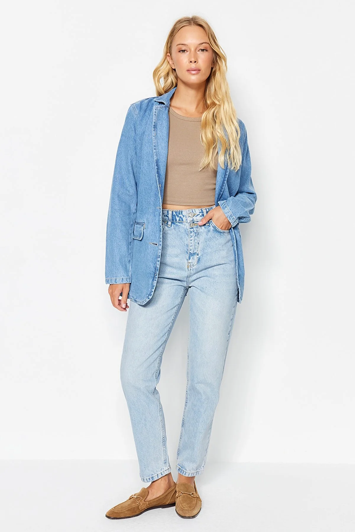Trendyol Collection  Blaue Mom-Jeans mit zwei Knöpfen und hoher Taille TWOSS21JE0153