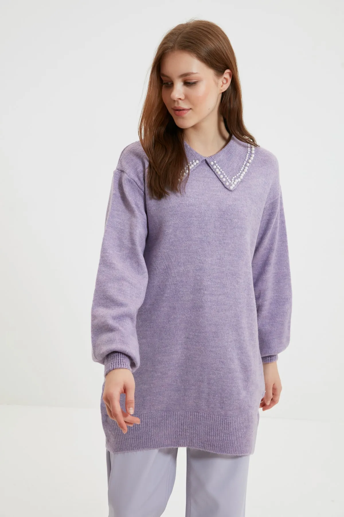 Trendyol Modest  Fliederfarbener, weicher Strickpullover mit Perlenmuster für Babykragen TCTAW22AK0238