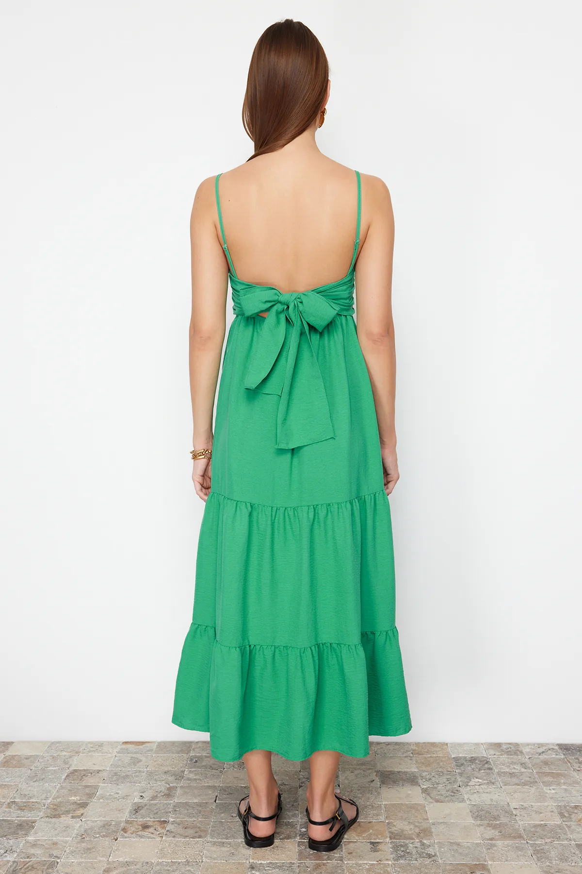 Trendyol Collection  Grüner Rock, Volant-Rücken, Bindedetail am Riemchen, gewebtes Maxikleid TWOSS23EL00027