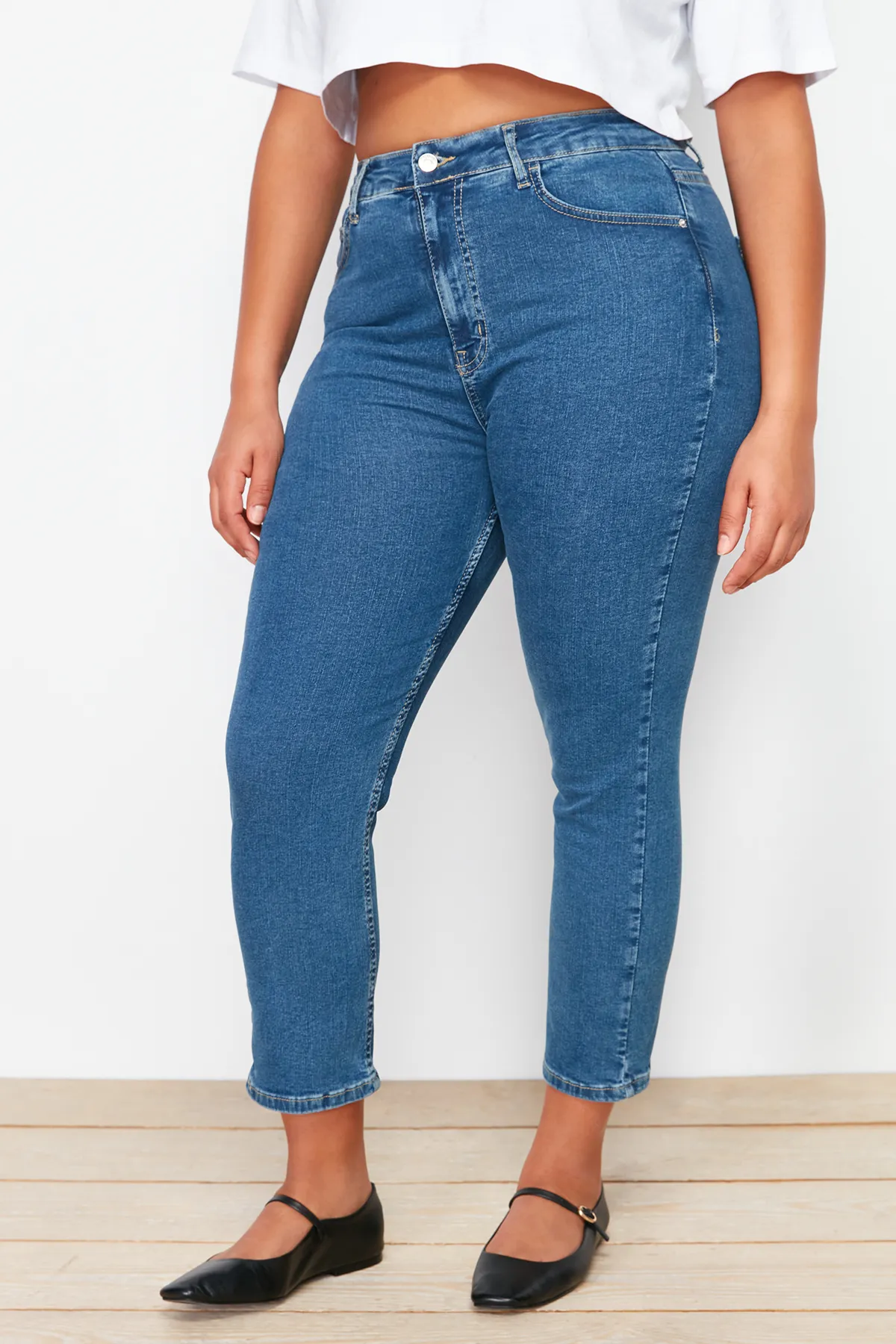 Trendyol Curve  Blaue, kurze, dehnbare Skinny-Denim-Jeans TBSSS24CJ00032