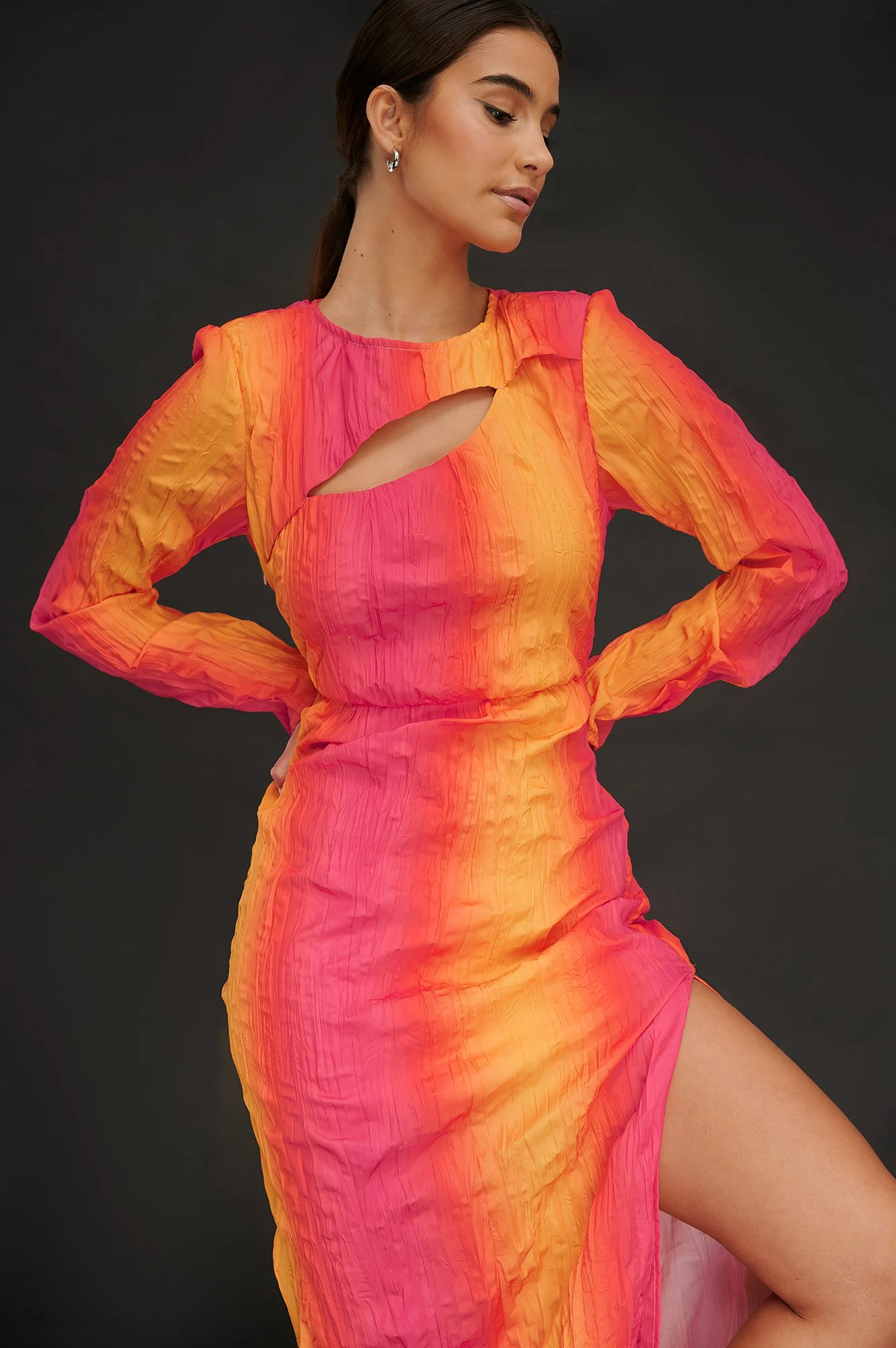 Strukturiertes Maxikleid mit Cut-out