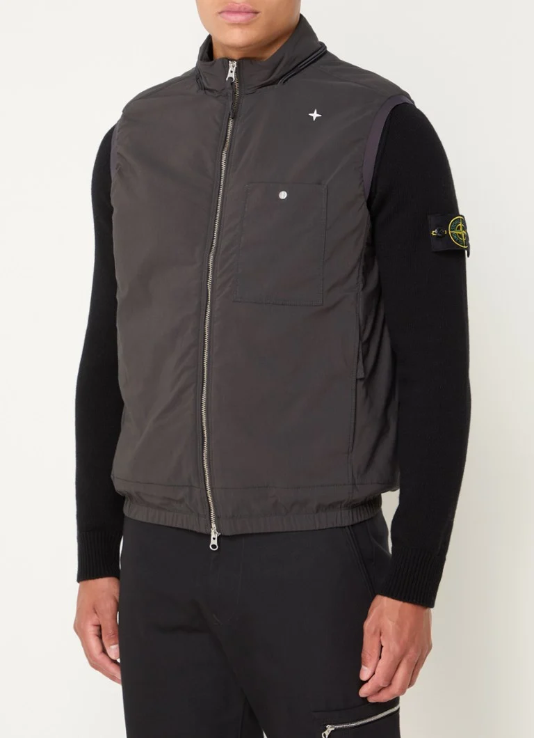 Γιλέκο Stone Island 12696 με τσέπες με φερμουάρ και κέντημα με λογότυπο