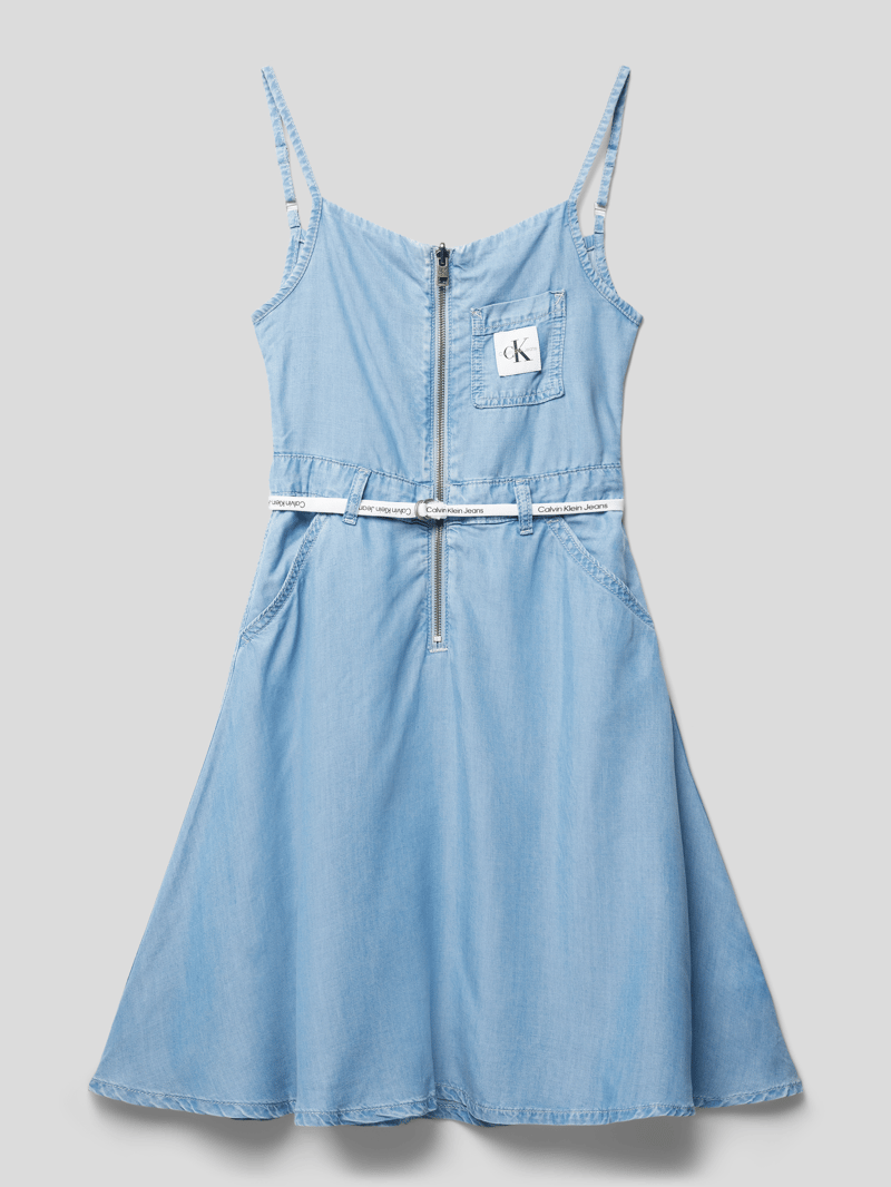 Jeanskleid mit Label-Patch Modell 'STRAPPY' in hellblau