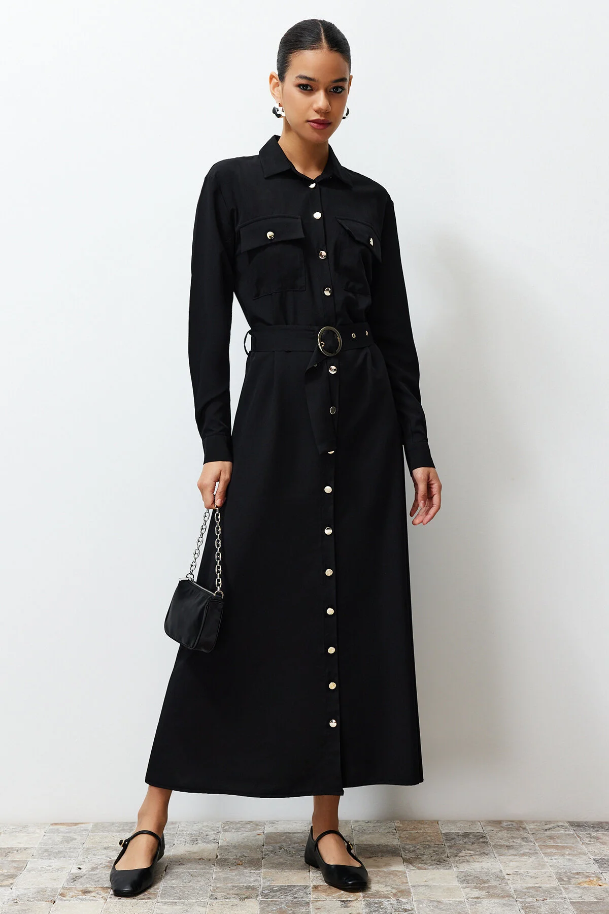 Trendyol Modest  Schwarzes, gewebtes Hemdblusenkleid mit goldenen Knöpfen TCTSS24EB00132