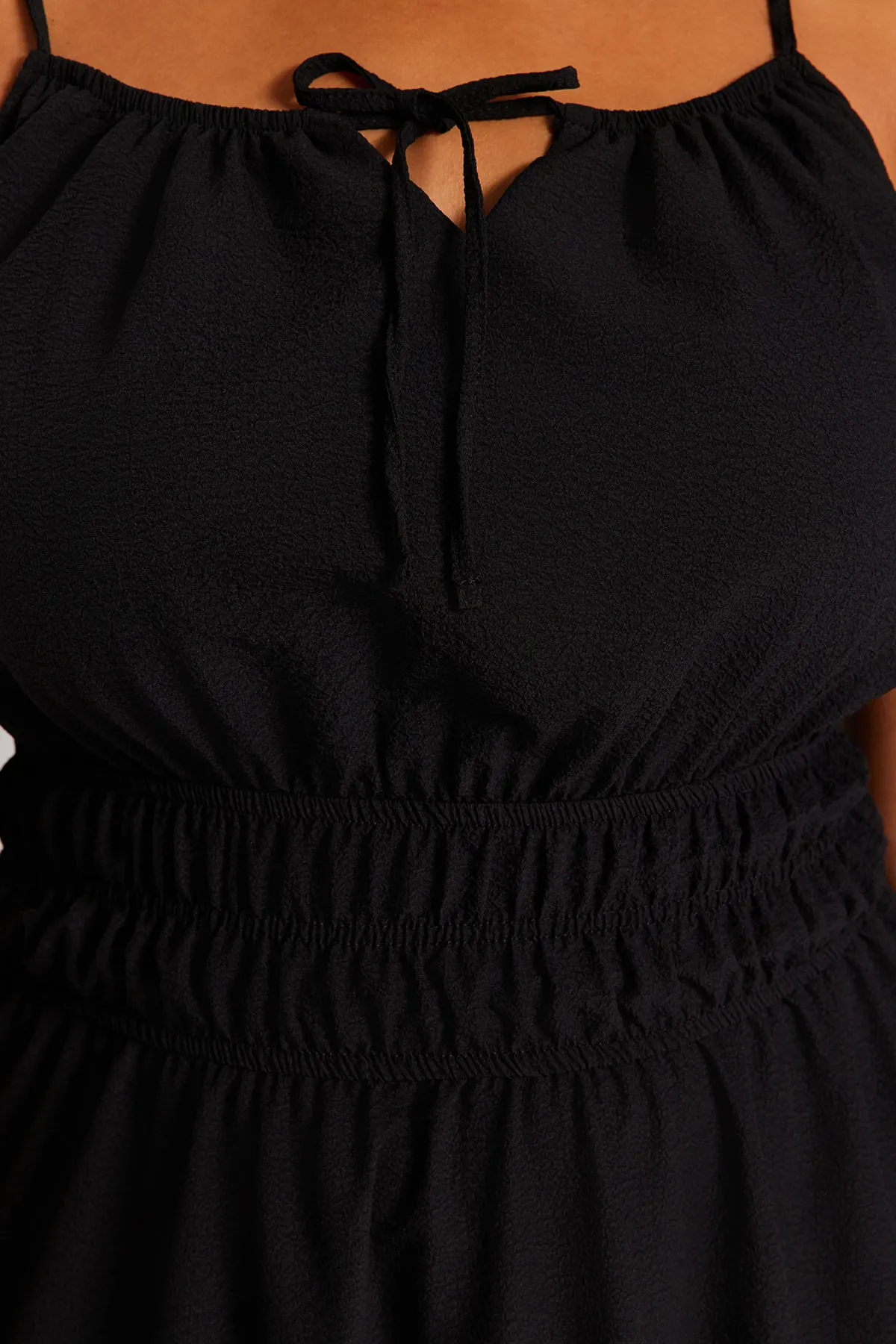 Trendyol Curve  Schwarzes gewebtes Kleid mit elastischer Taille TBBSS23AH00045