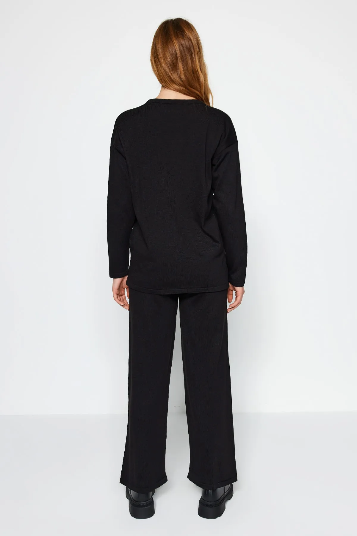 Trendyol Collection  Schwarzes Basic-Set aus Strickoberteil und -unterteil mit Rundhalsausschnitt, TWOAW23AU00244