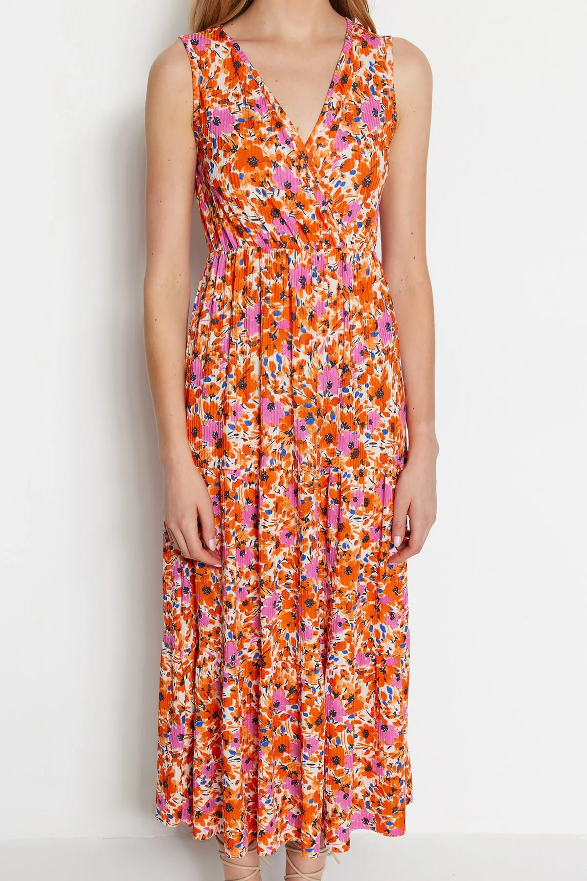 Trendyol Collection  Orangefarbenes, blumengemustertes, ärmelloses Maxi-Strickkleid in A-Linie mit V-Ausschnitt TWOSS22EL1588