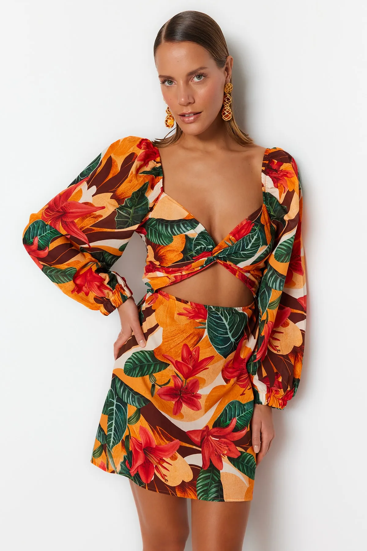 Trendyol Collection  Tropisch gemustertes, figurbetontes, gewebtes Mini-Strandkleid aus 100 % Baumwolle mit Ausschnitt/Fenster TBESS23EL00175