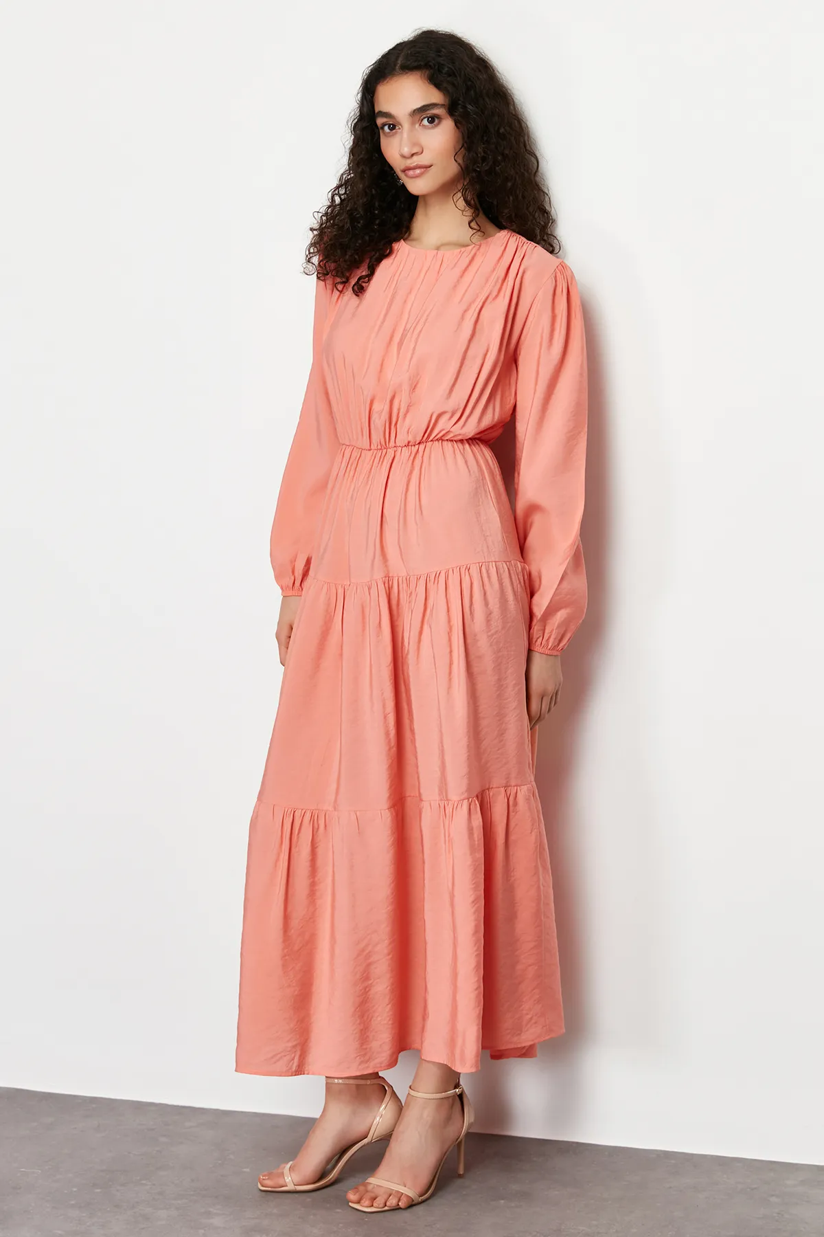 Trendyol Modest  Pfirsichfarbenes Webkleid mit Ballonärmeln TCTSS24EB00165