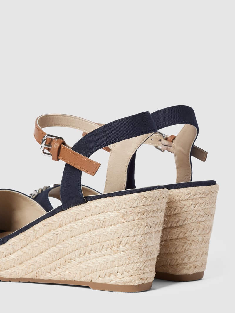 Wedges mit Label-Detail in marineblau