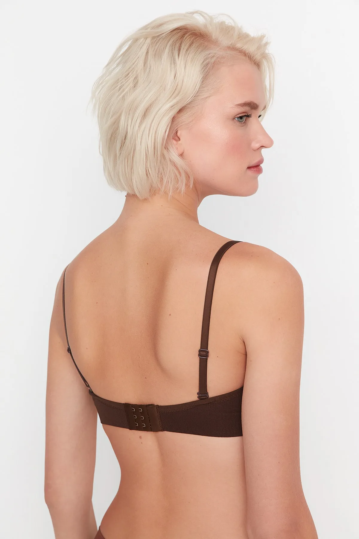 Trendyol Collection  Dunkelbrauner nahtloser/nahtlos beschichteter abnehmbarer trägerloser Strick-BH mit Träger THMAW23SU00069