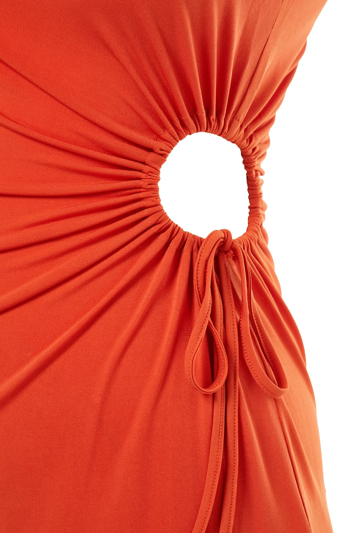 Trendyol Collection  Orangefarbenes, tailliertes, gestricktes, detailliertes, elegantes Abendkleid mit Fensterausschnitt/Ausschnitt TPRSS23EL00154