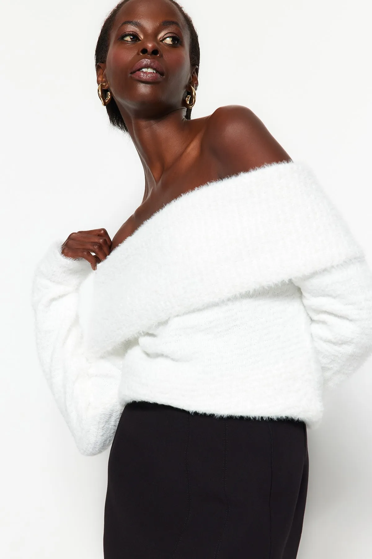 Trendyol Collection  Ecrufarbener Strickpullover mit Degaje-Kragen, Feder-/Bartfaden-Muster TWOAW24KZ00121