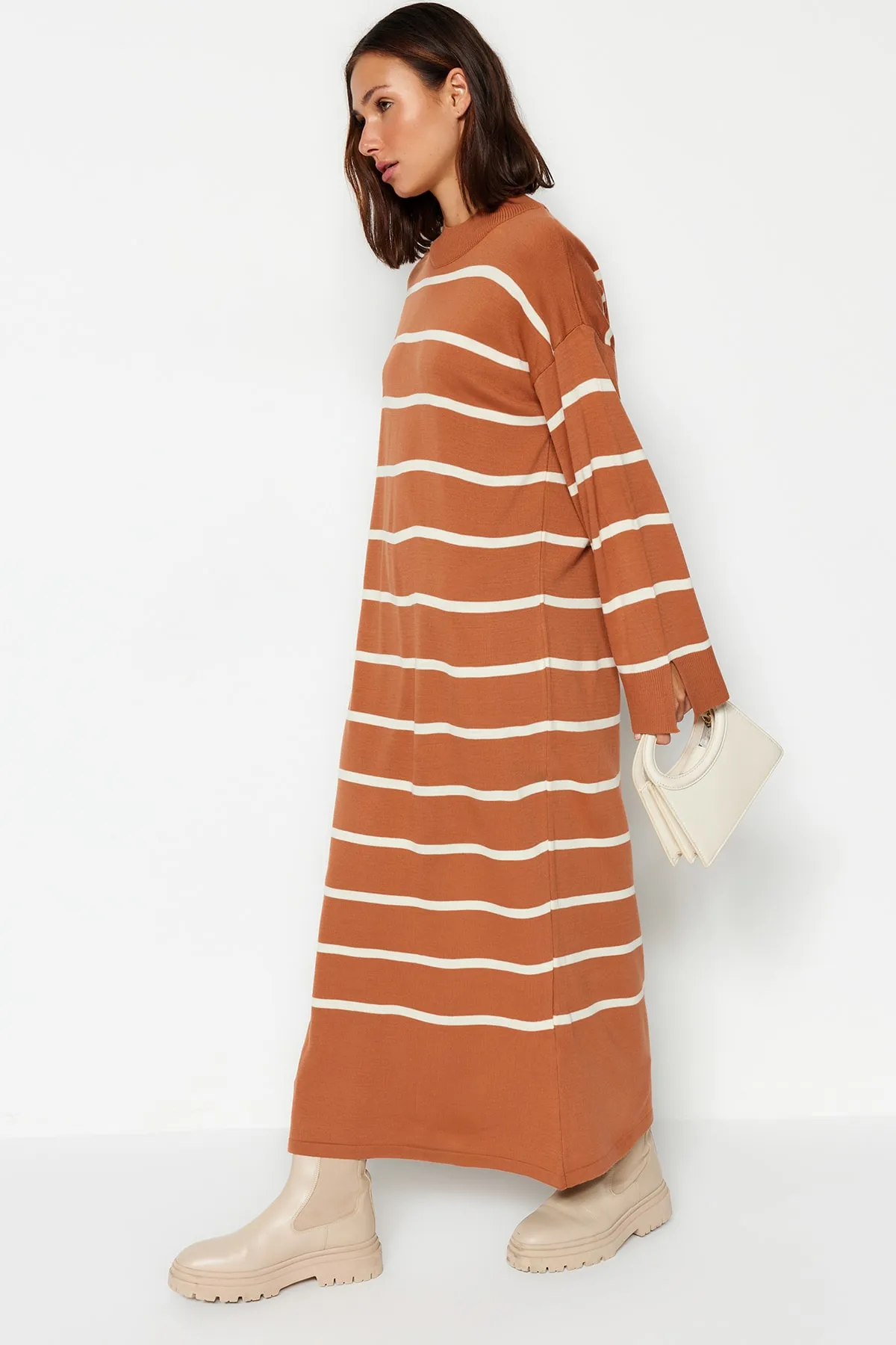 Trendyol Modest  Hellbraunes Strickkleid mit gestreiften Ärmeln und Schlitzdetails TCTAW24EB00018