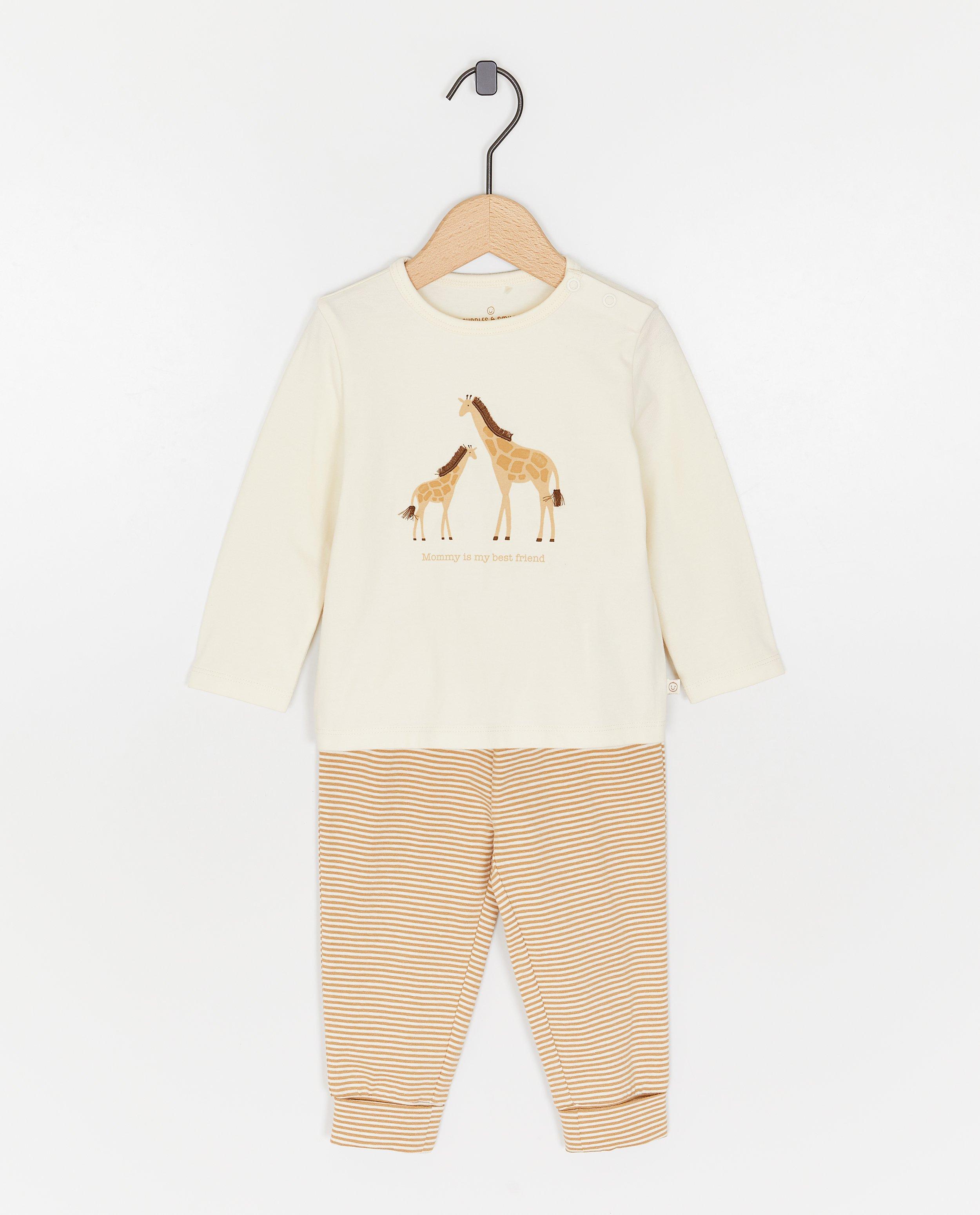 Pijamale Cuddles and Smiles cu imprimeu de girafă, albe