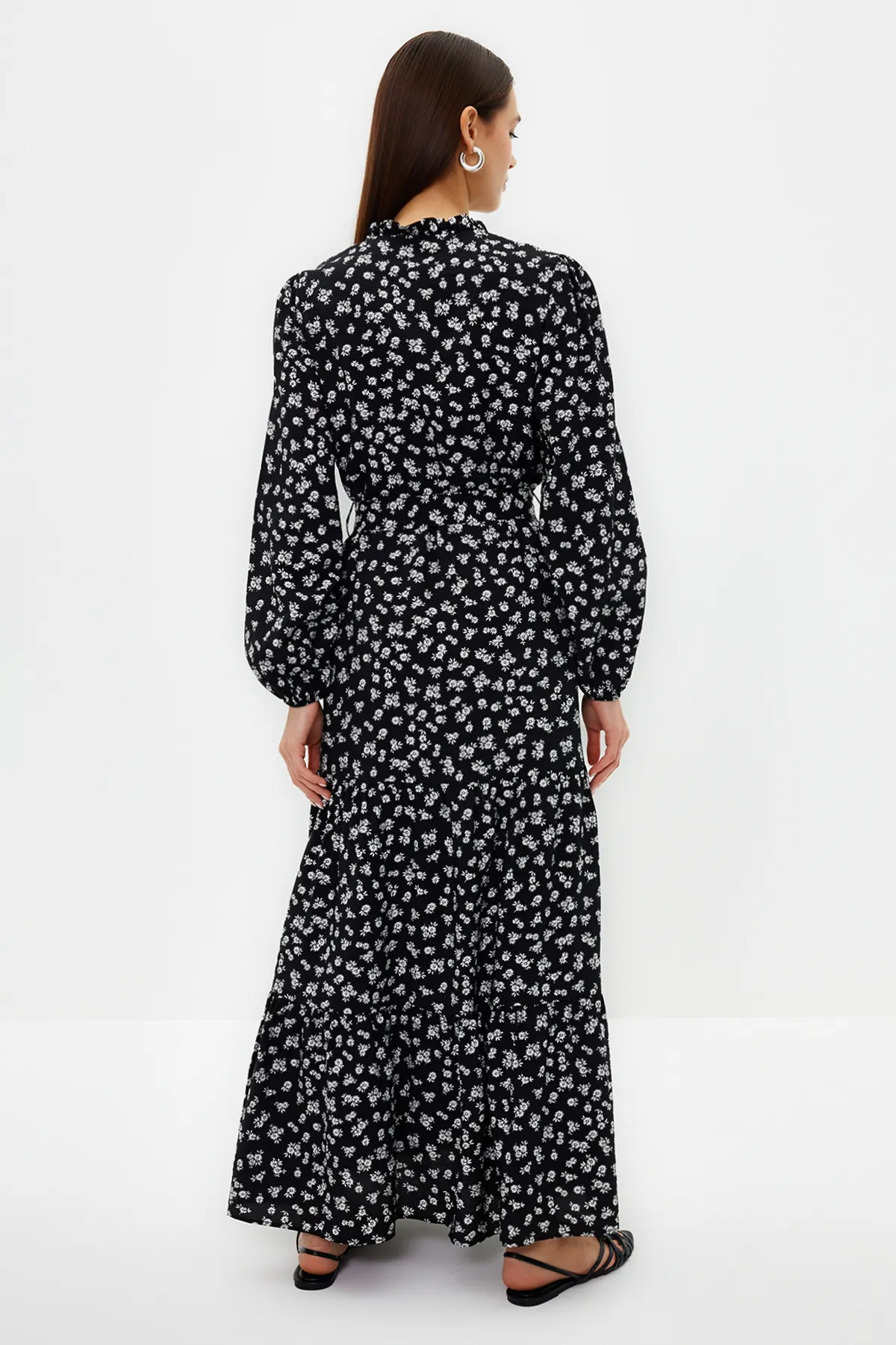Trendyol Modest  Schwarzer Gürtelrock, Volants, Blumenmuster, gefüttertes Webkleid TCTSS23EB00294
