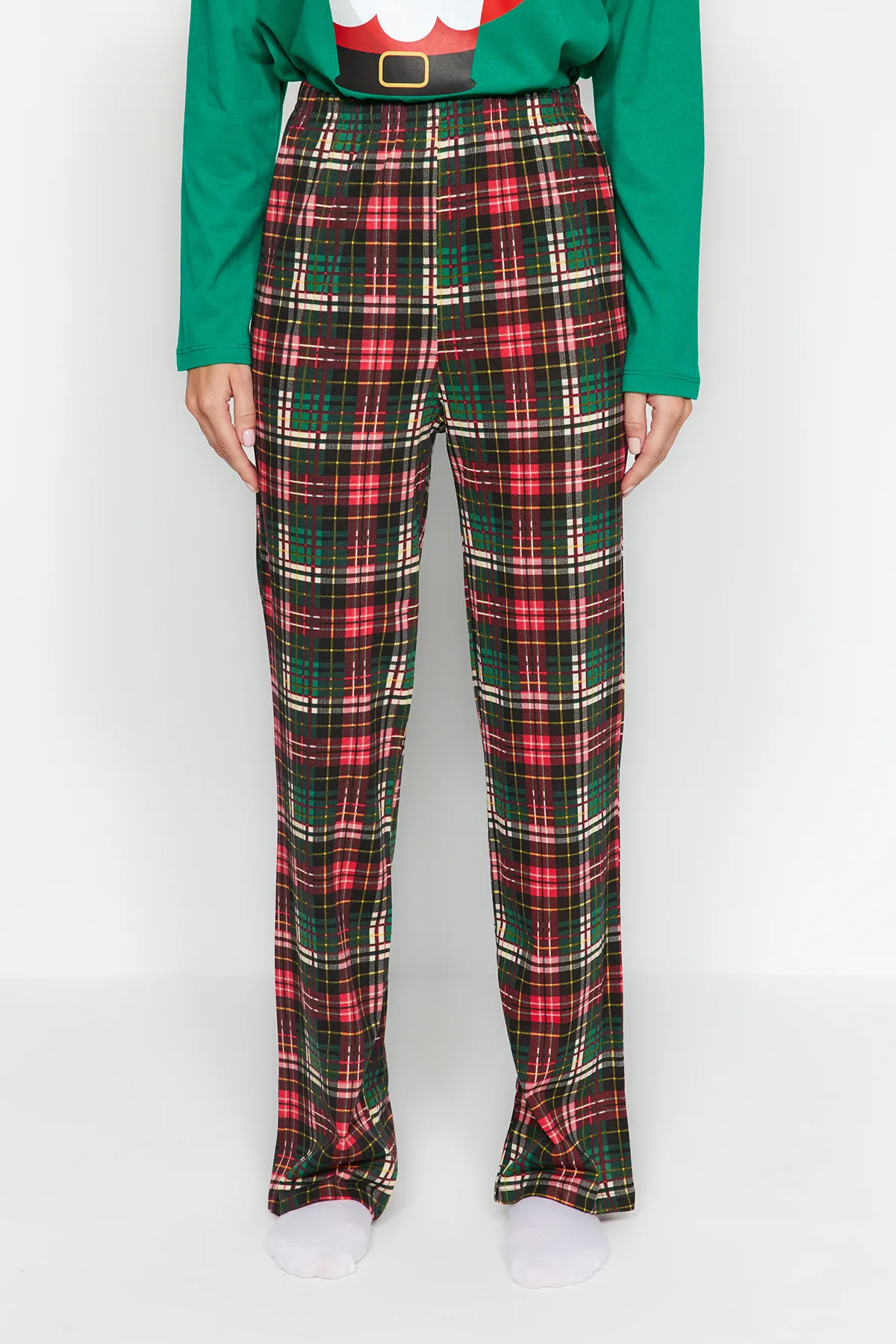 Trendyol Collection  Grünes Pyjama-Set aus T-Shirt und Hose mit Neujahrsmotiv, 100 % Baumwolle, THMAW24PT00059