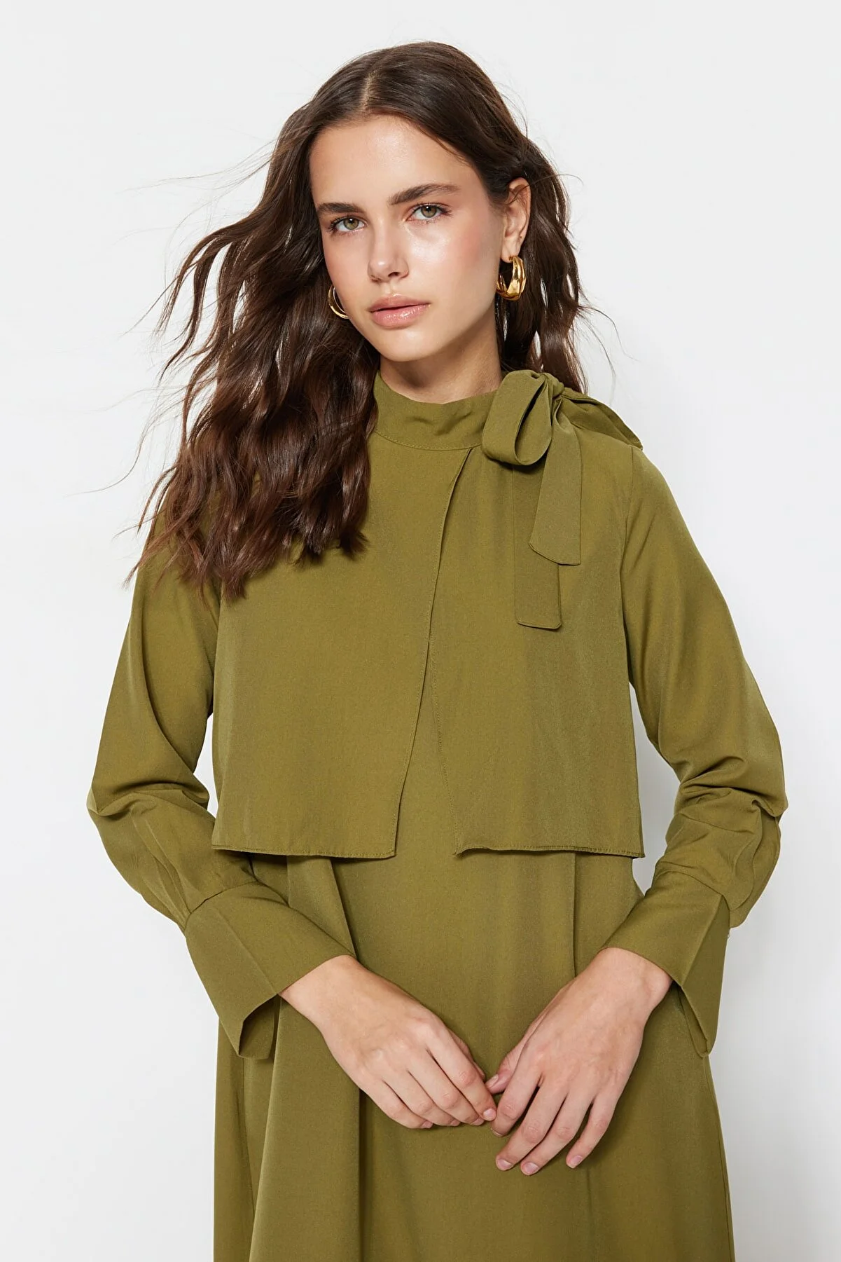 Trendyol Modest  Khakifarbenes, gewebtes Kleid mit Kragen und Krawatte TCTSS23EB00283