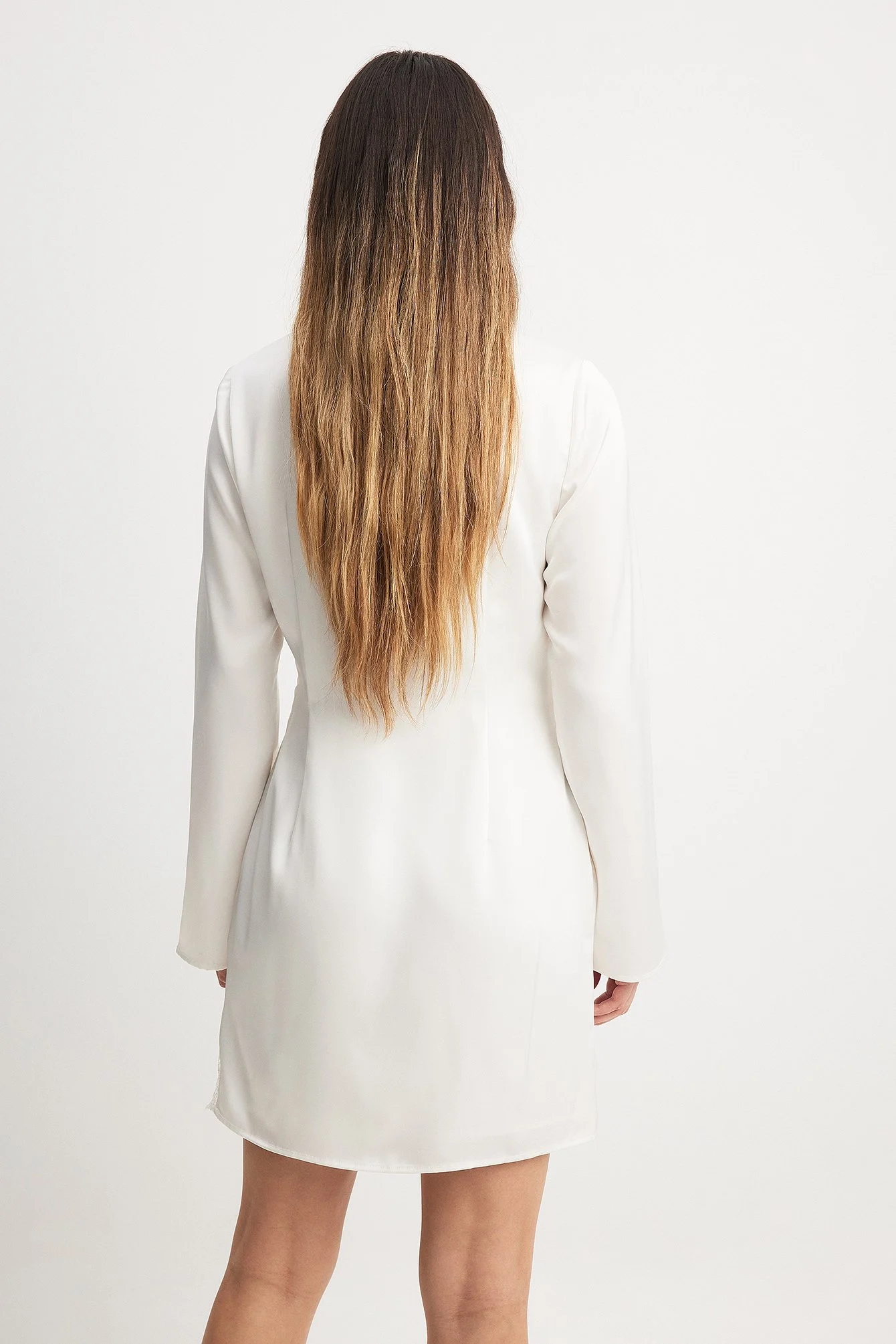Asymmetrisches Minikleid mit Spitzenverzierung