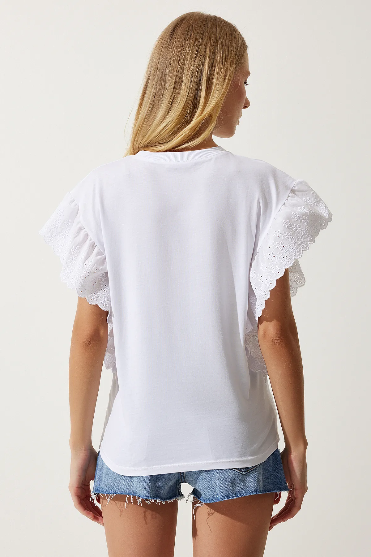 Happiness İstanbul  Weiße gewellte Strickbluse für Damen BF00093