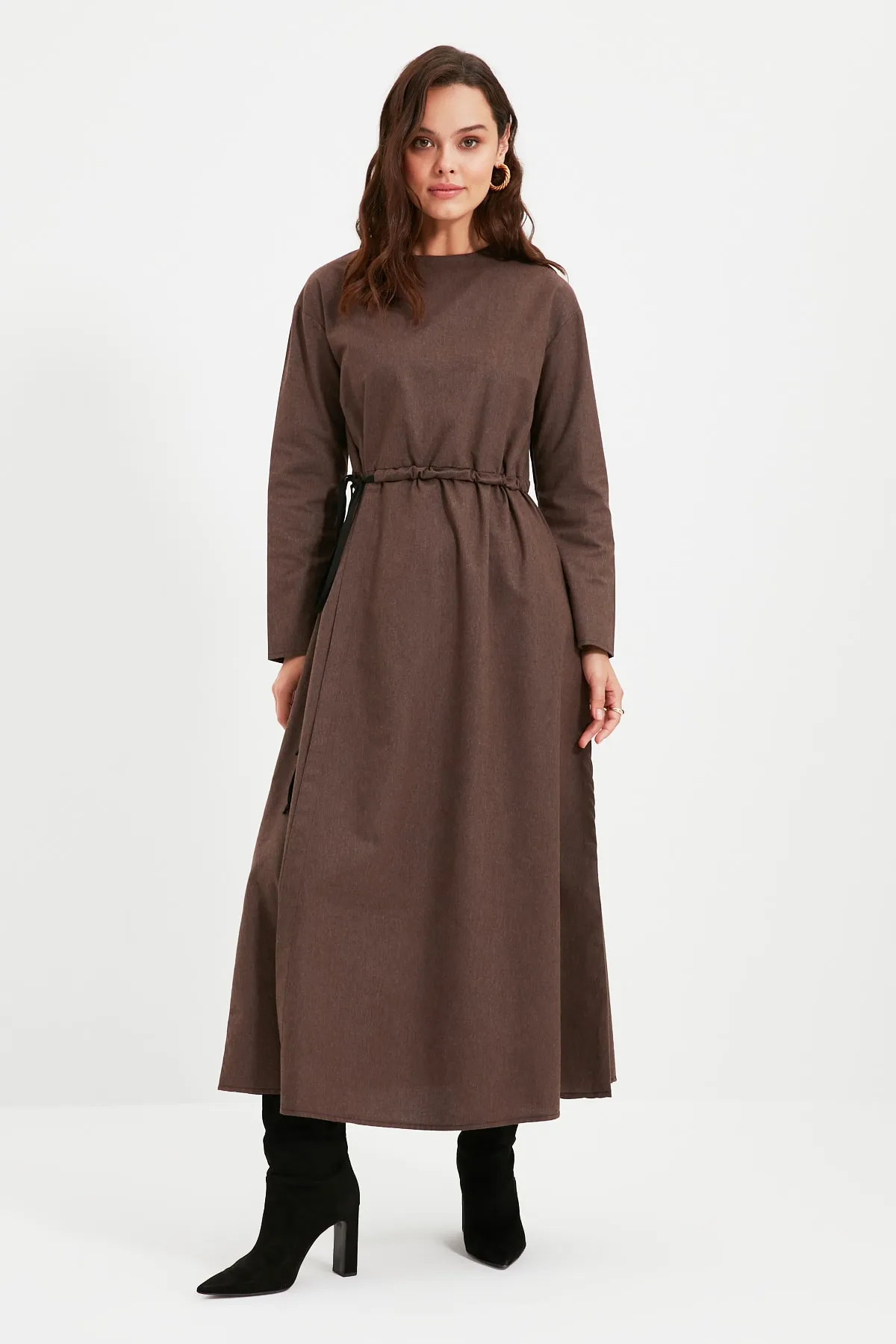 Trendyol Modest  Braunes gewebtes Kleid mit Rundhalsausschnitt und seitlicher Schleife TCTAW22EB0010