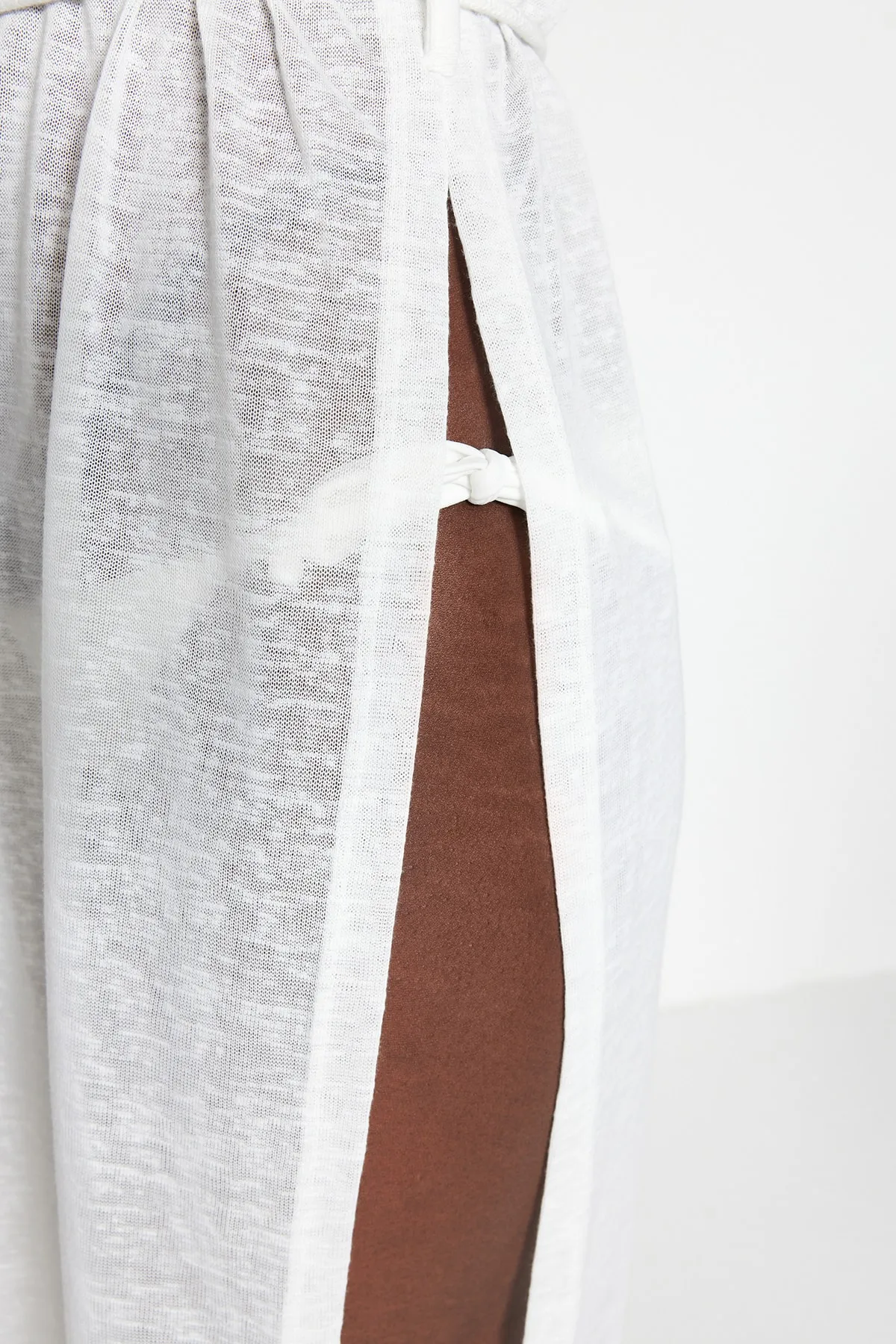 Trendyol Collection  Ecrufarbenes, gestricktes Maxi-Strandkleid mit Schlitz für die Braut TBESS21EL2991