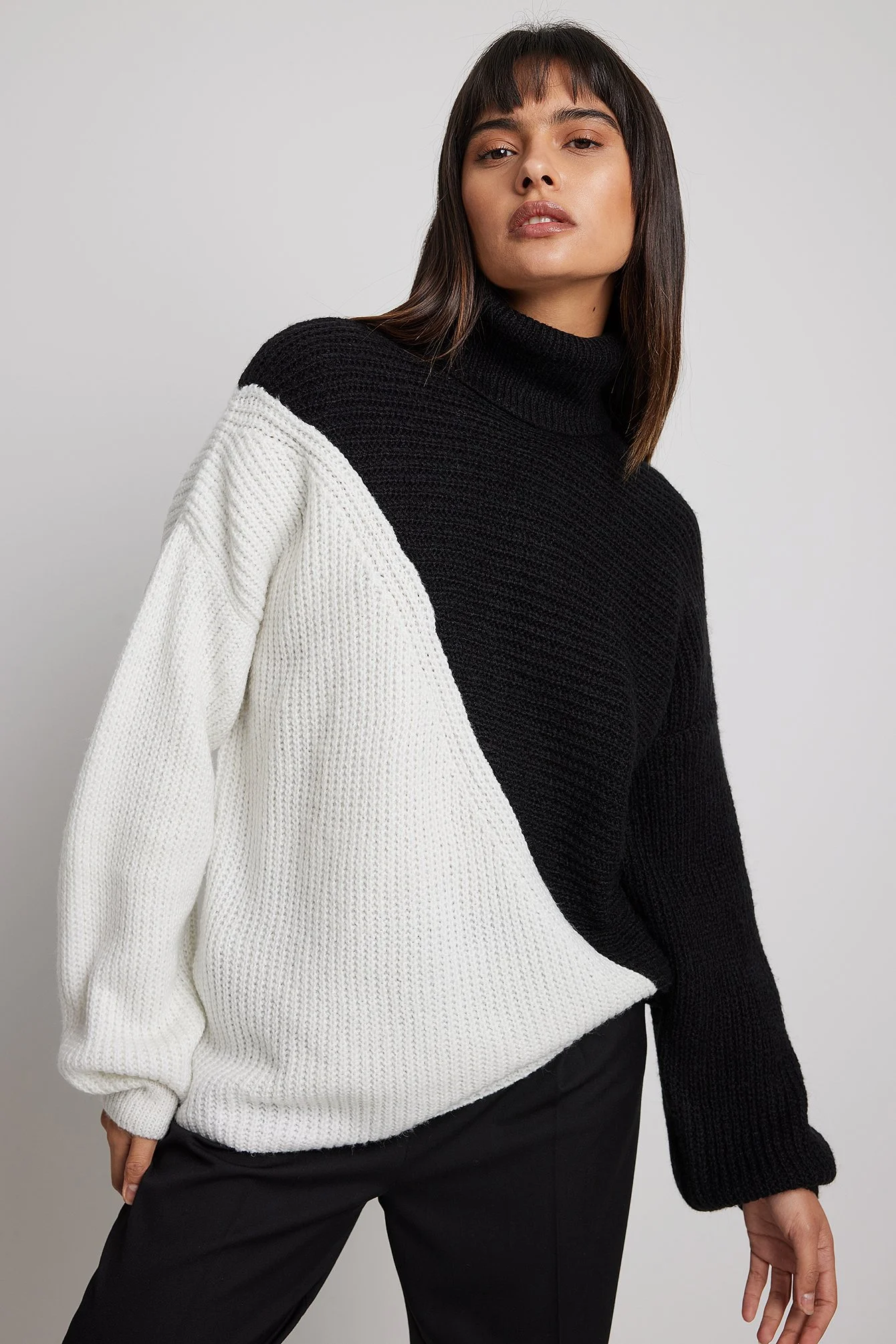 Strickpullover mit diagonalen Colour-Block-Details