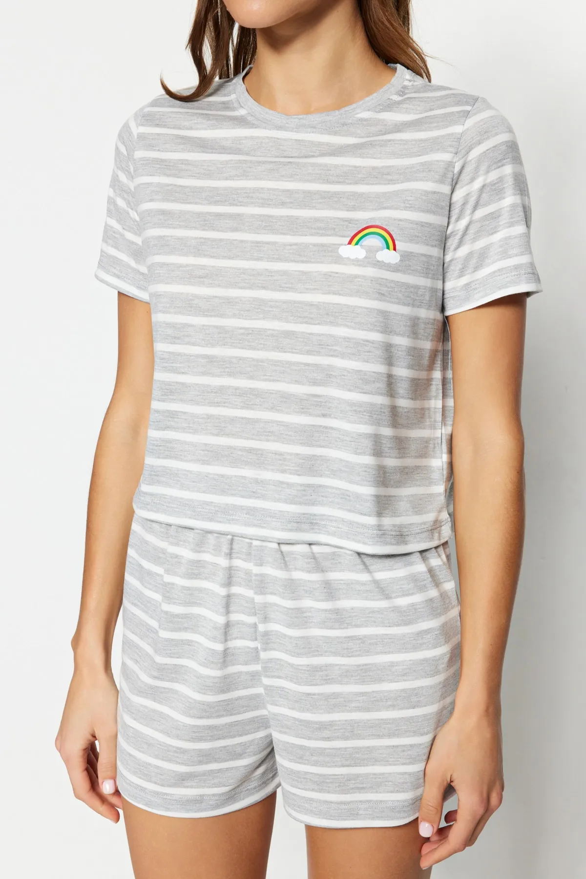 Trendyol Collection  Grau meliertes, mit Regenbogen bedrucktes T-Shirt-Shorts-Strick-Pyjama-Set THMSS20PT0230