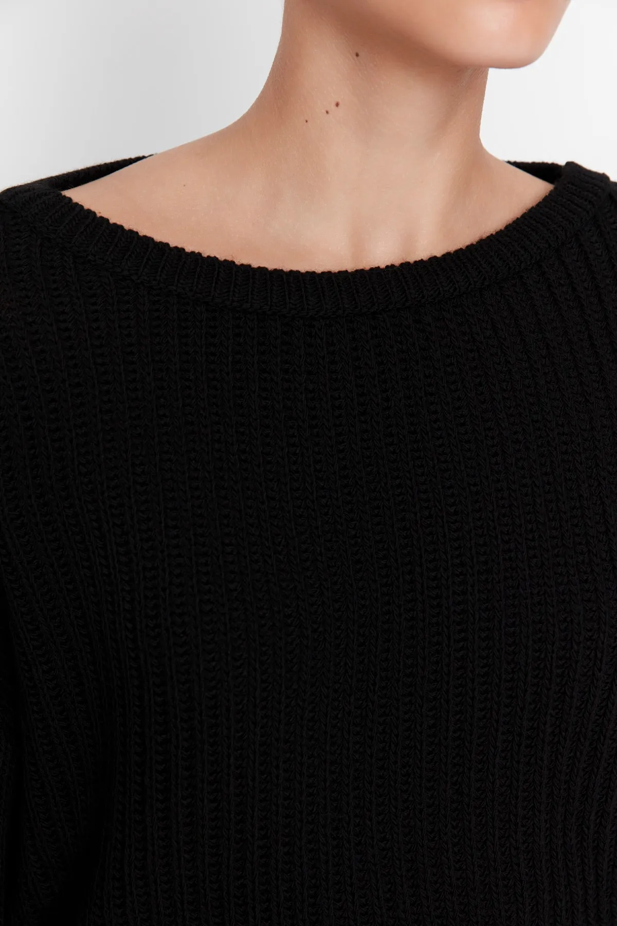 Trendyol Collection  Schwarzer Strickpullover mit kurzem Schnitt und spanischen Ärmeln
